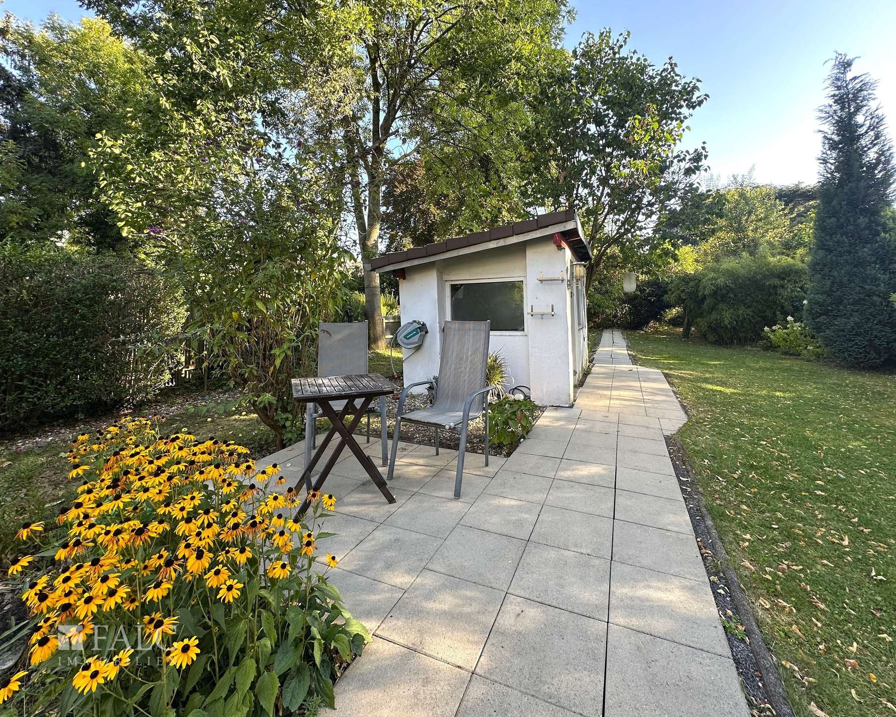 Sonnenterrasse mit Gartenhaus