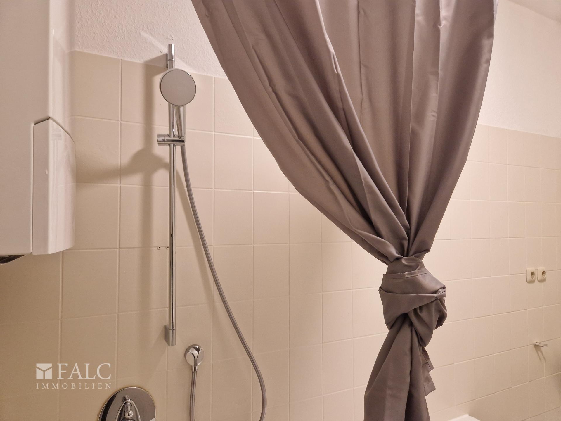 Badewanne mit Duschabtrennung