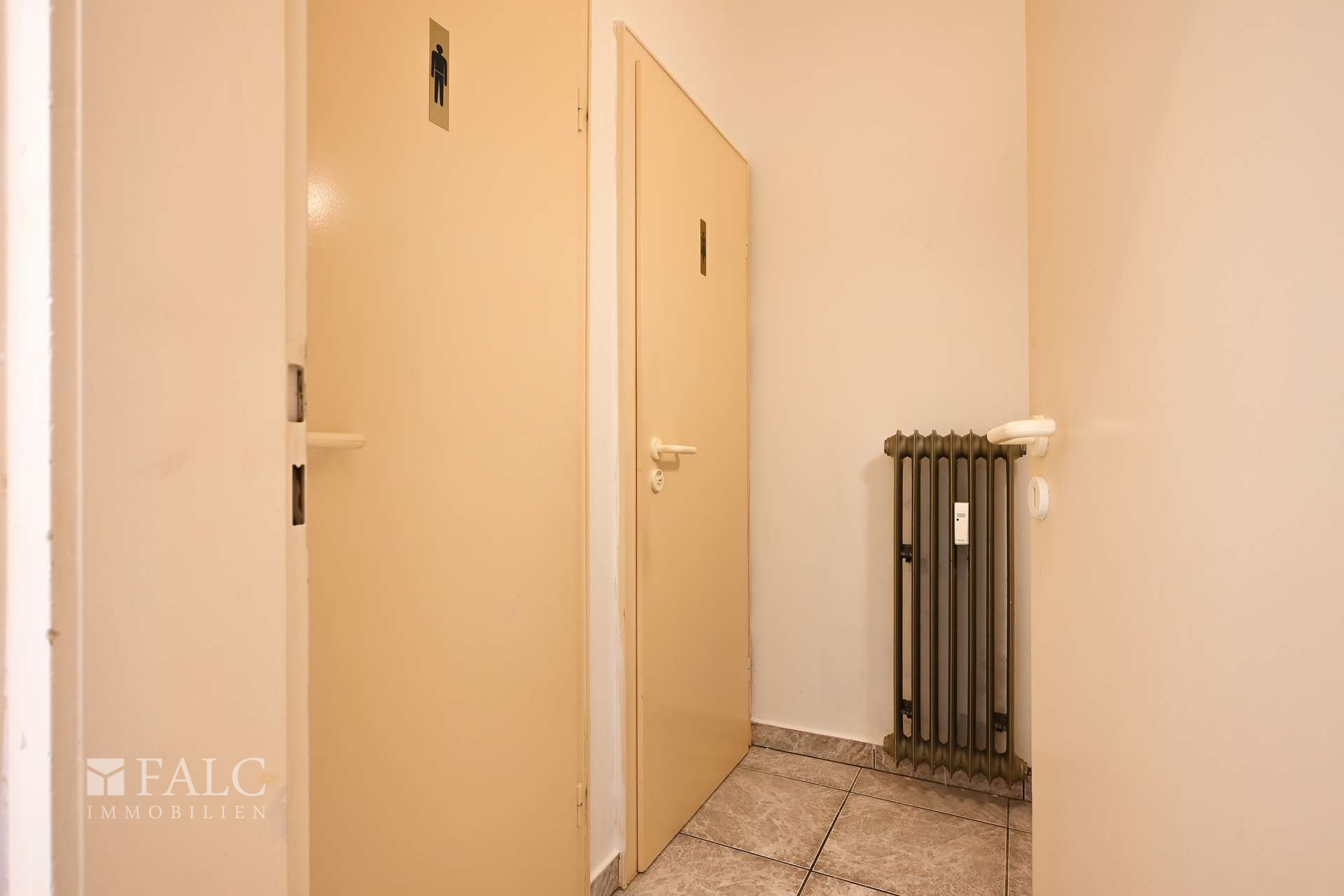 Sanitärbereich mit zwei WC-Einheiten