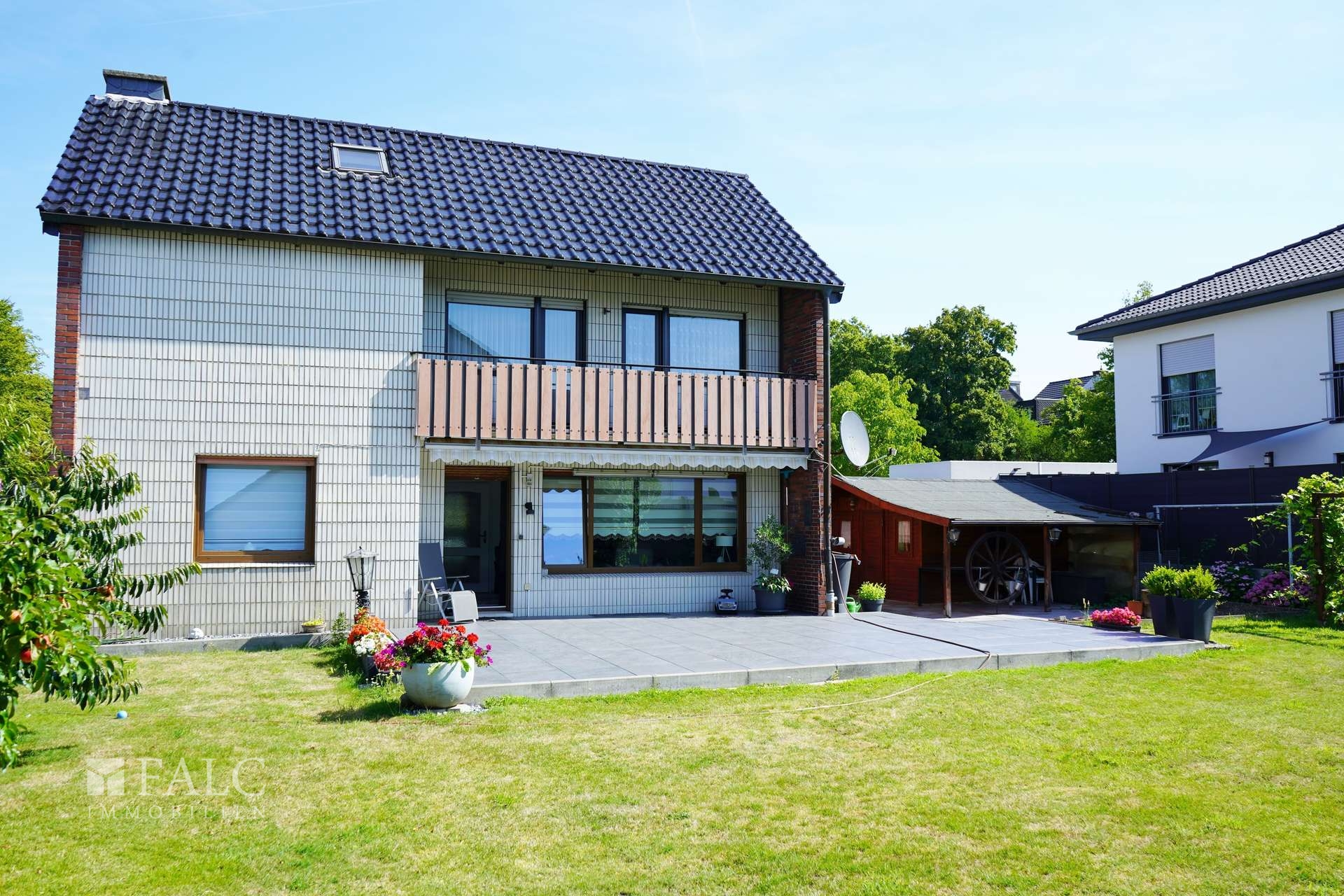 Haus Ansicht und Terrasse