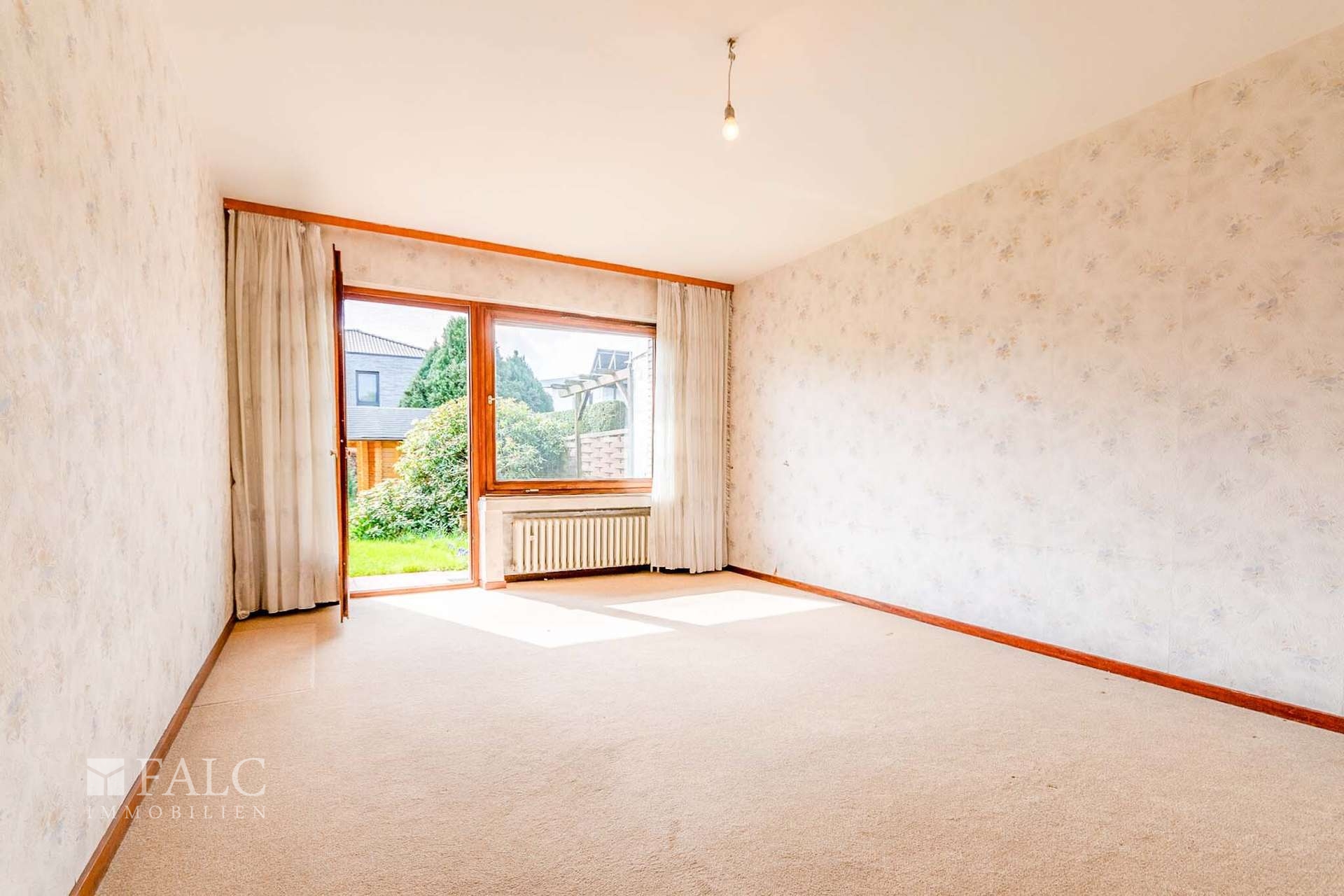 Schlafzimmer mit Gartenzugang