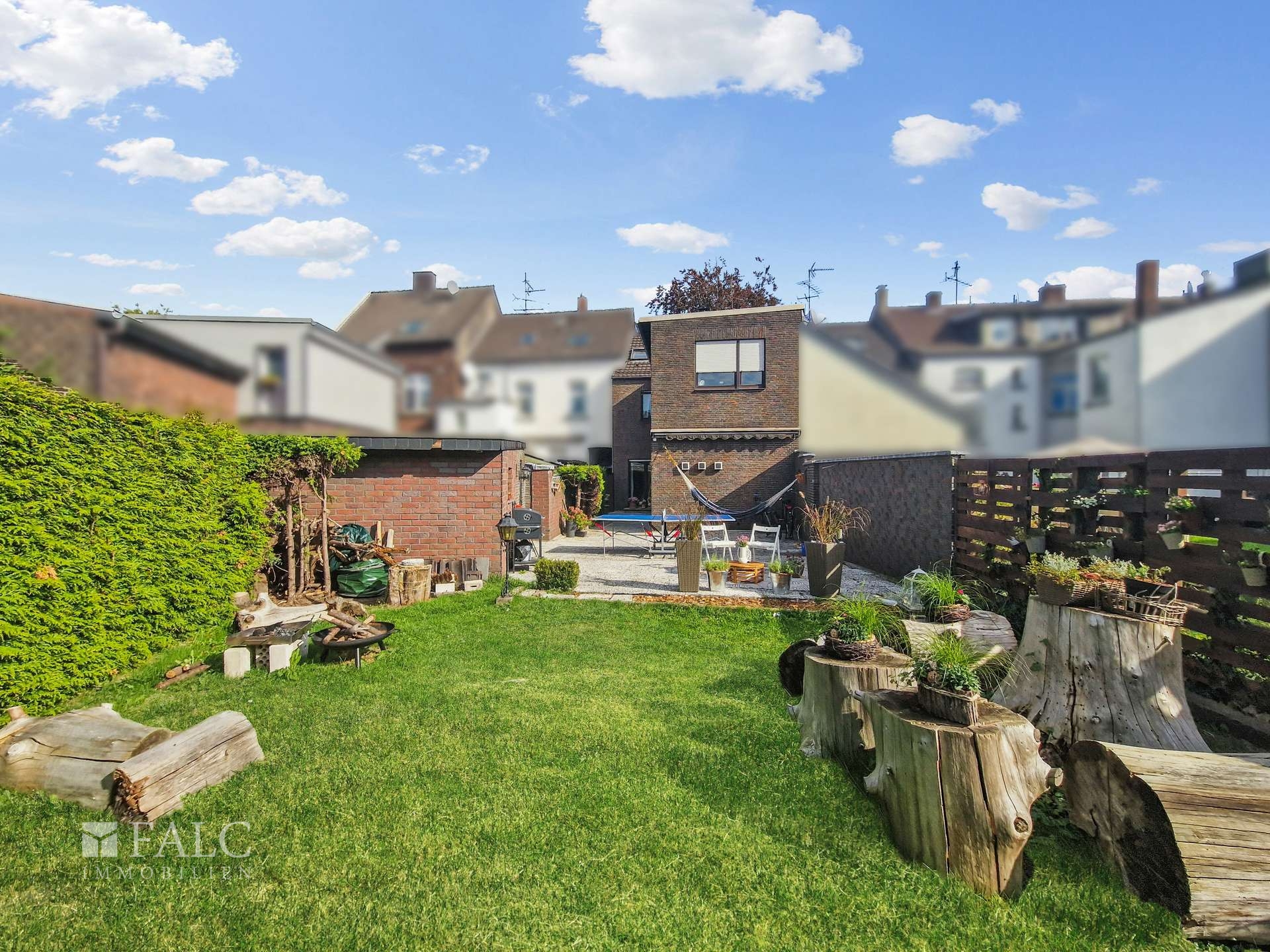 Garten mit Blick aufs Haus