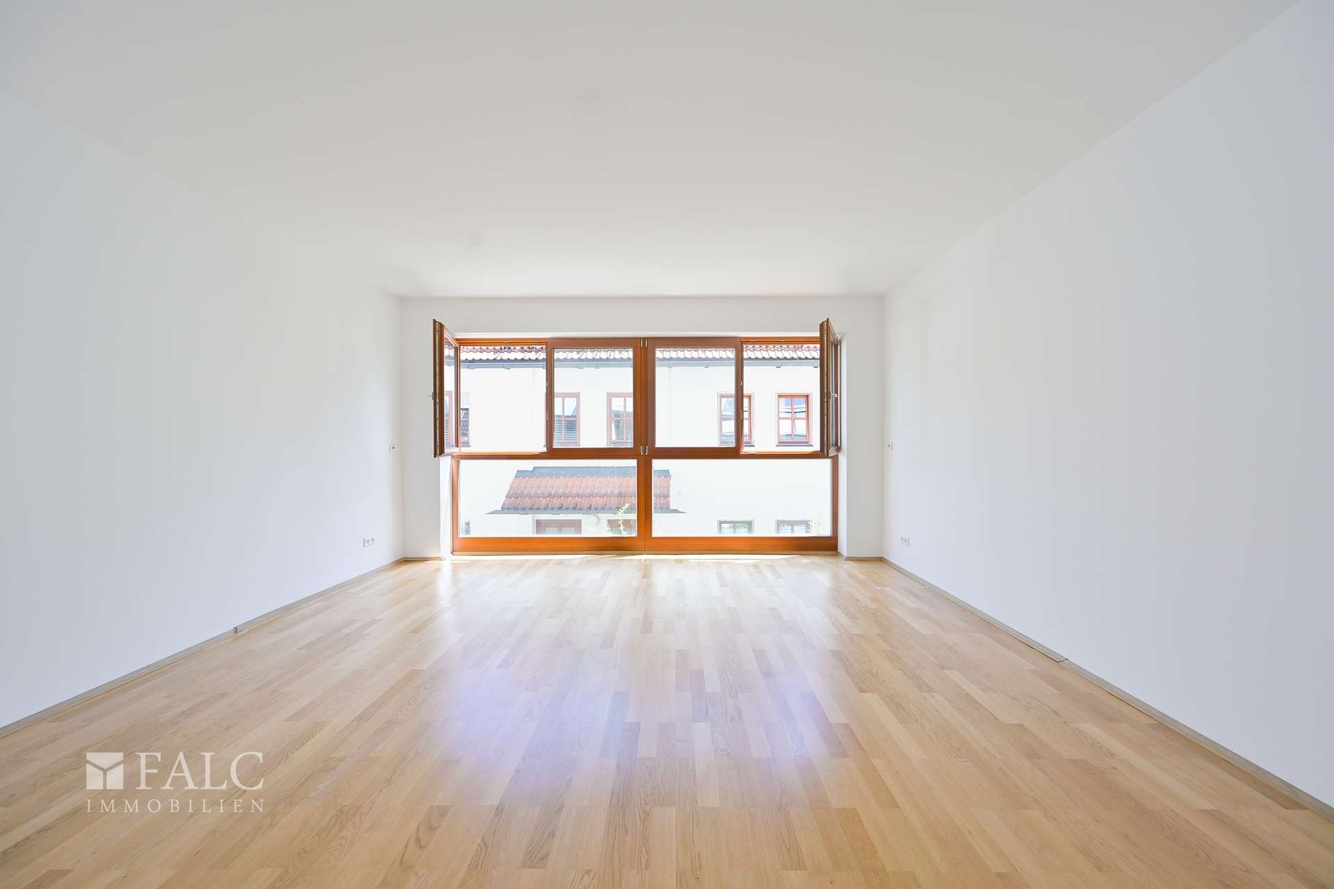 OG großer Raum Blick Fenster gerade