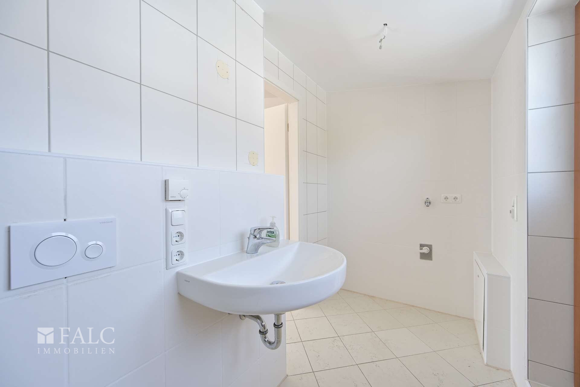 DG Badezimmer schräg Blick Tür