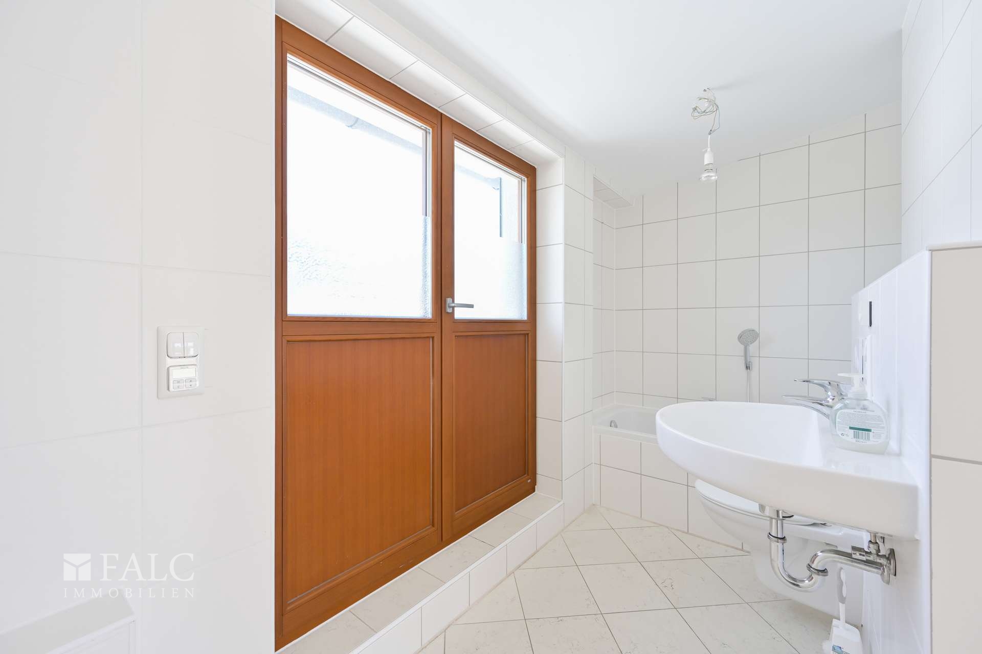 DG Badezimmer schräg Blick Balkon