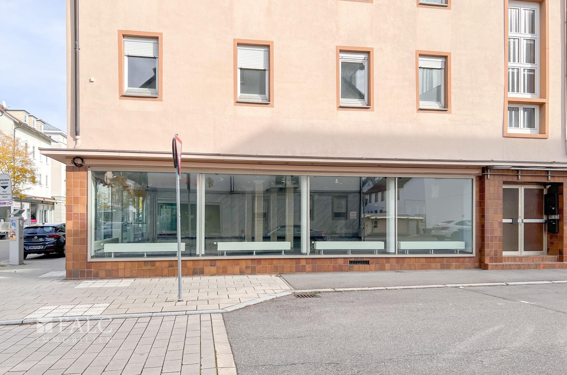 Seitenansicht des Ladenlokals mit Ecklage