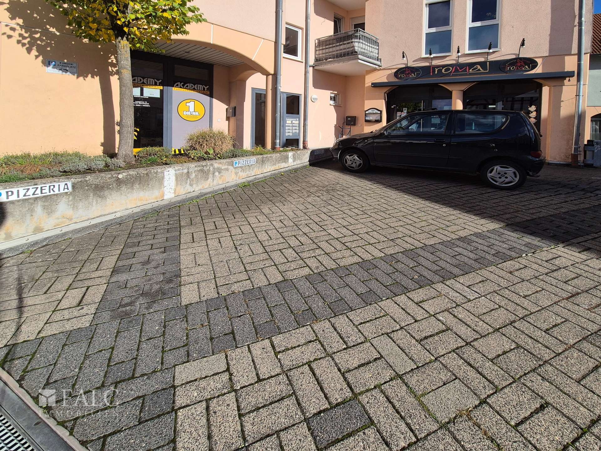 Parkplätze vor dem Haus