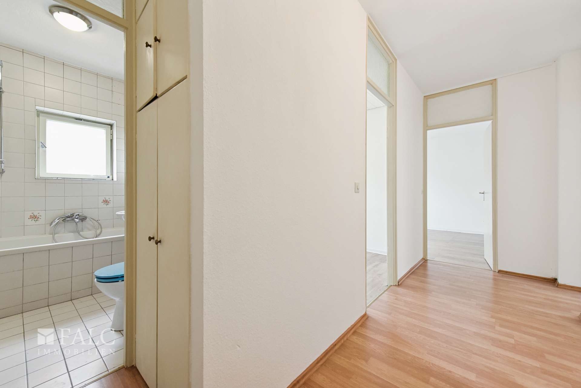 Großer Flur mit Einbauschrank