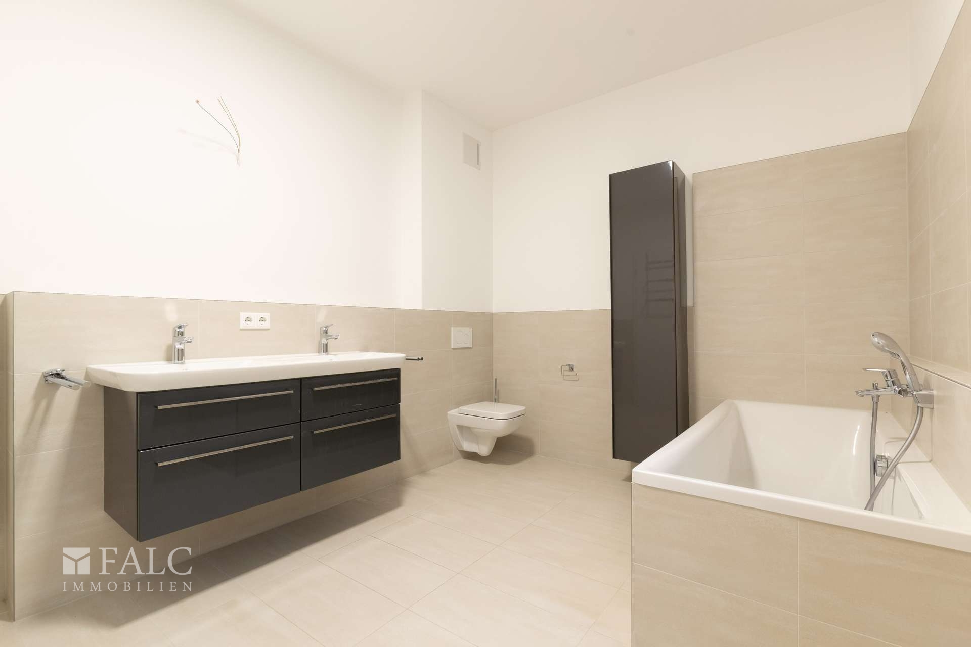 Tageslichtbad mit Badewanne