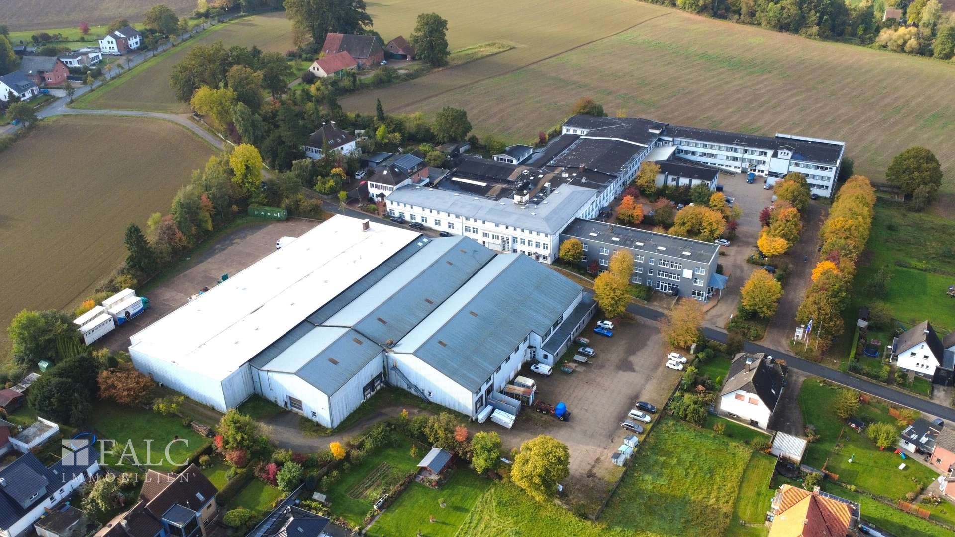 Blick auf die Hallen