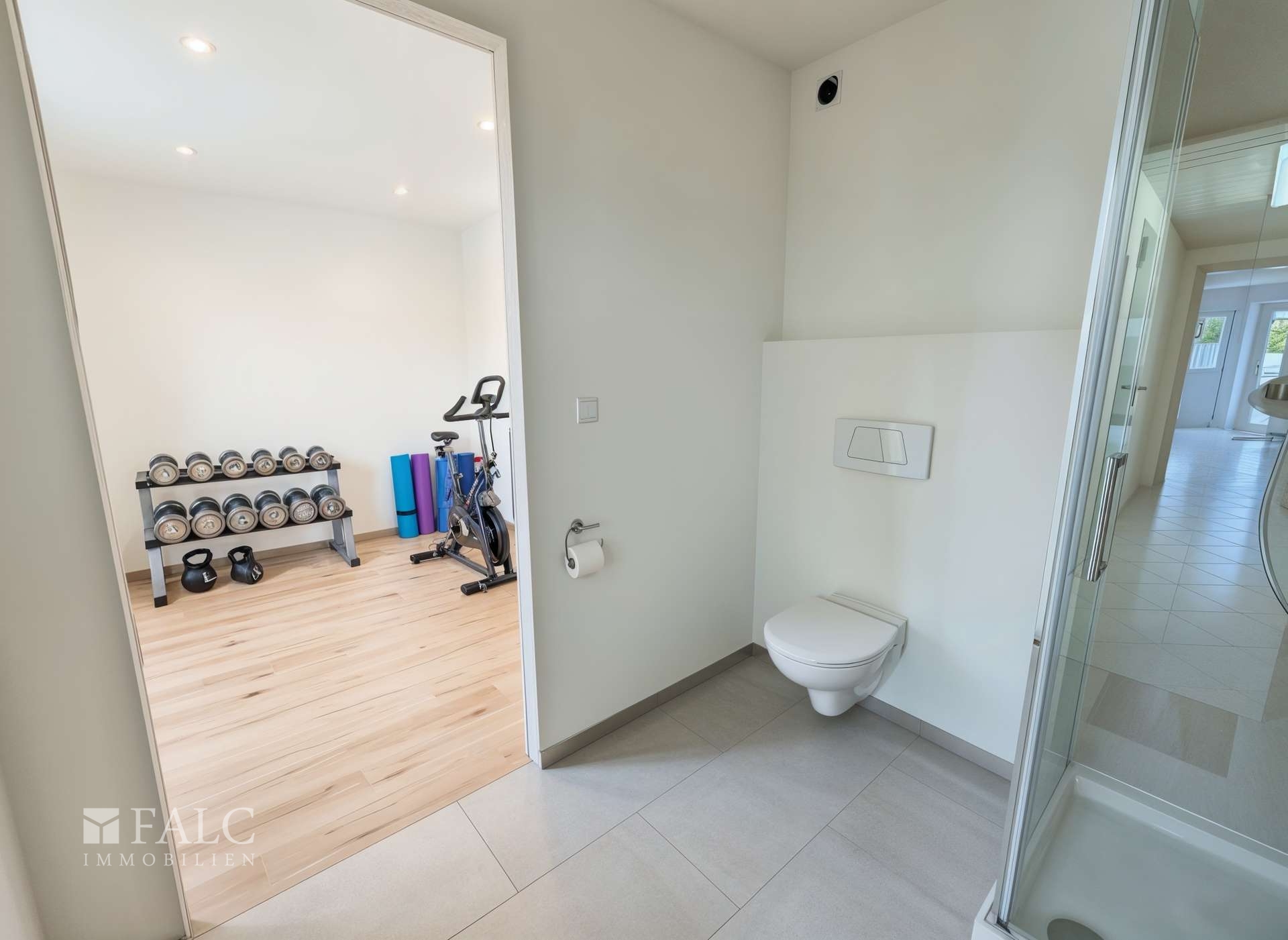 Fitnessraum / Abstellbereich mit Toilette und Dusche - (KI generiert)