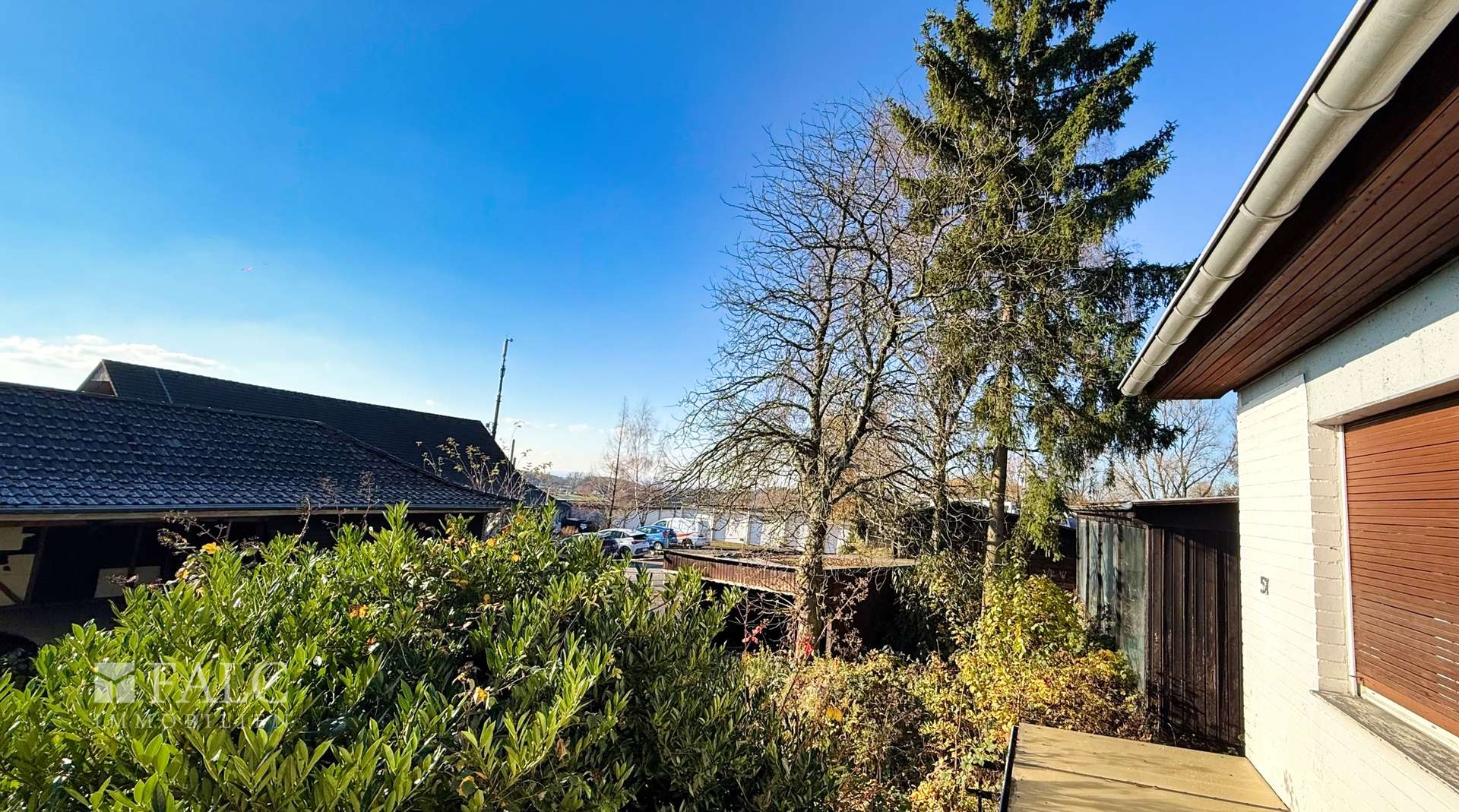 Grundstücksansicht nach hinten 