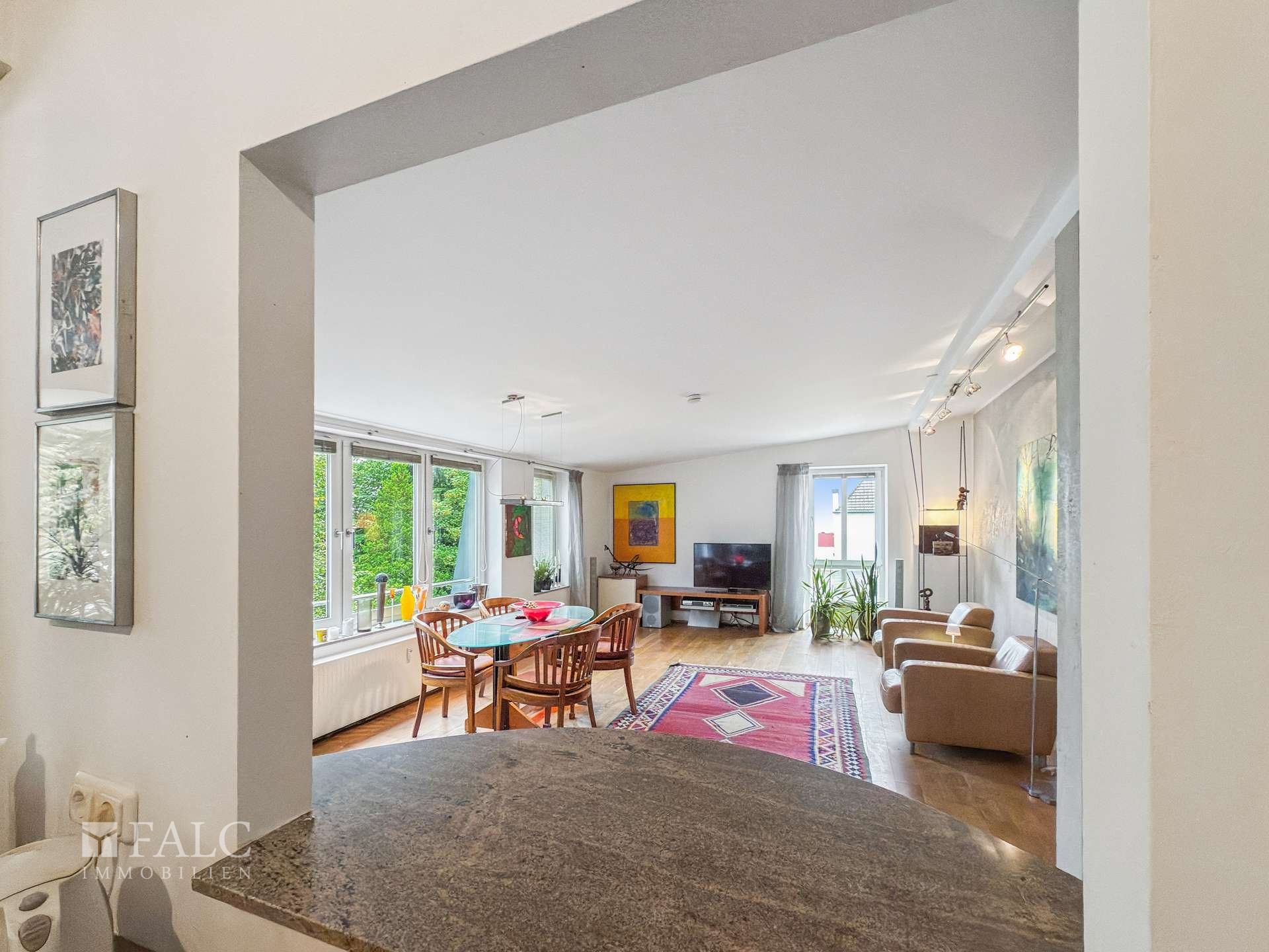 Durchreiche Küche und Essbereich