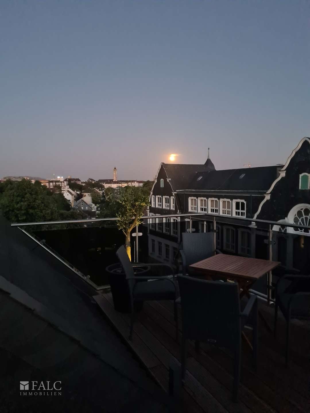 Dachterrasse bei Dunkelheit