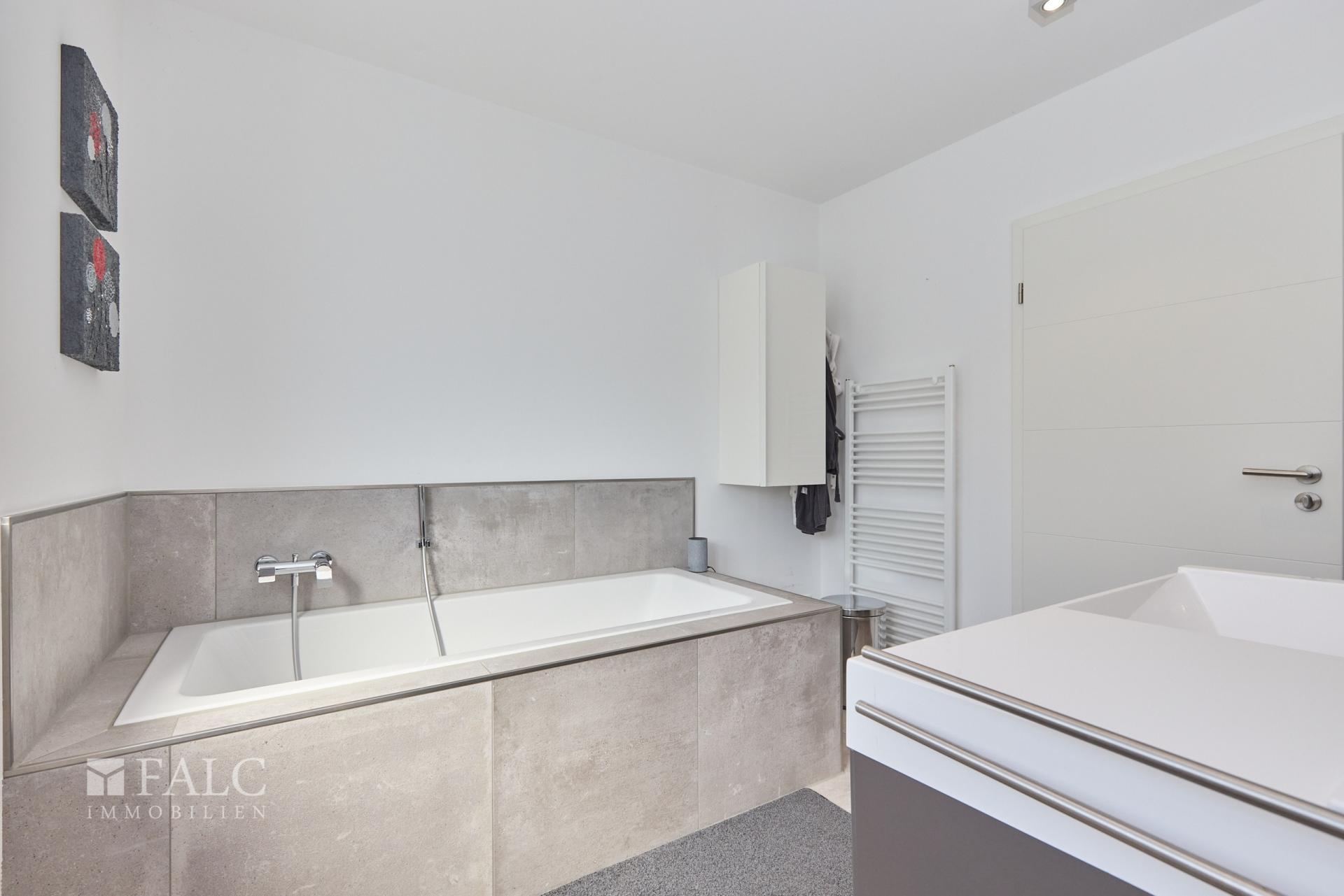 Mit Dusche und Wanne