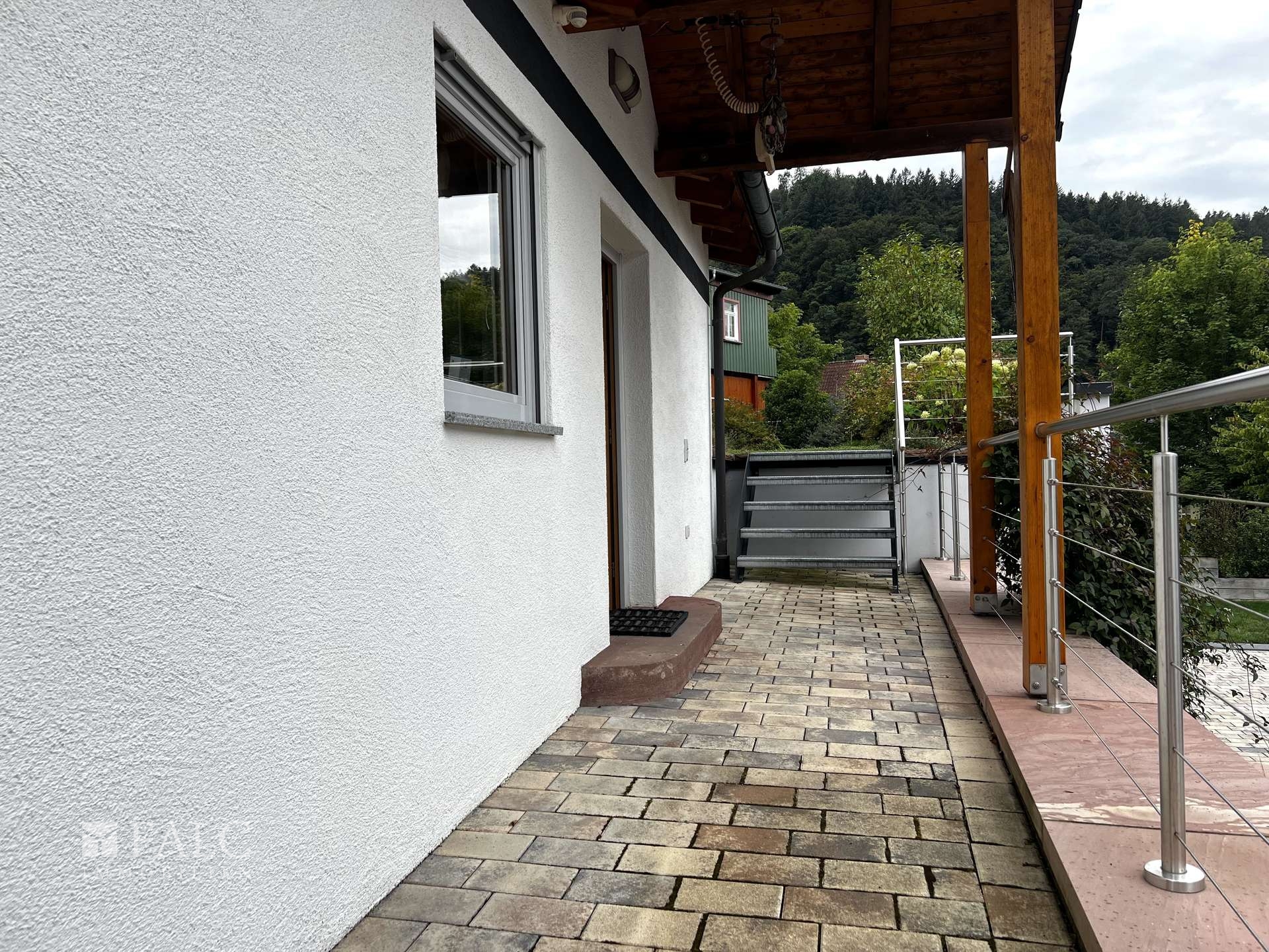 Weg zum Wellnesshaus und Außenterrasse