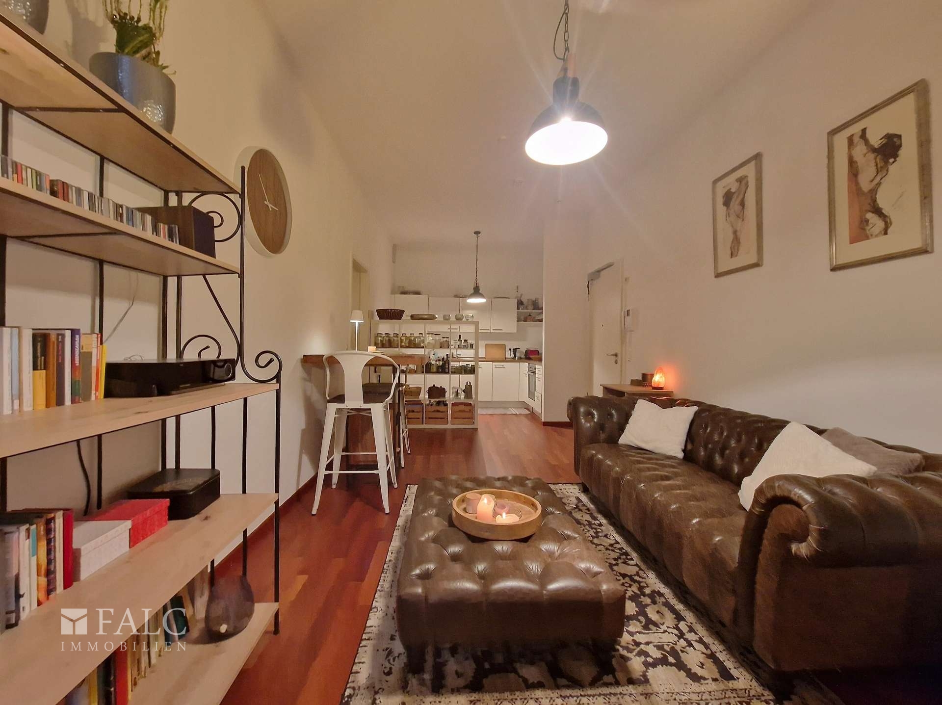 Wohnzimmer mit offener Küche