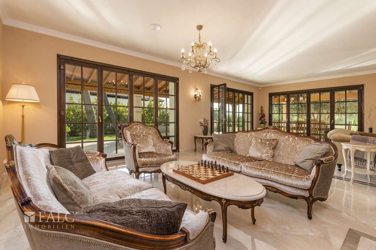 Wohnzimmer mit Kamin