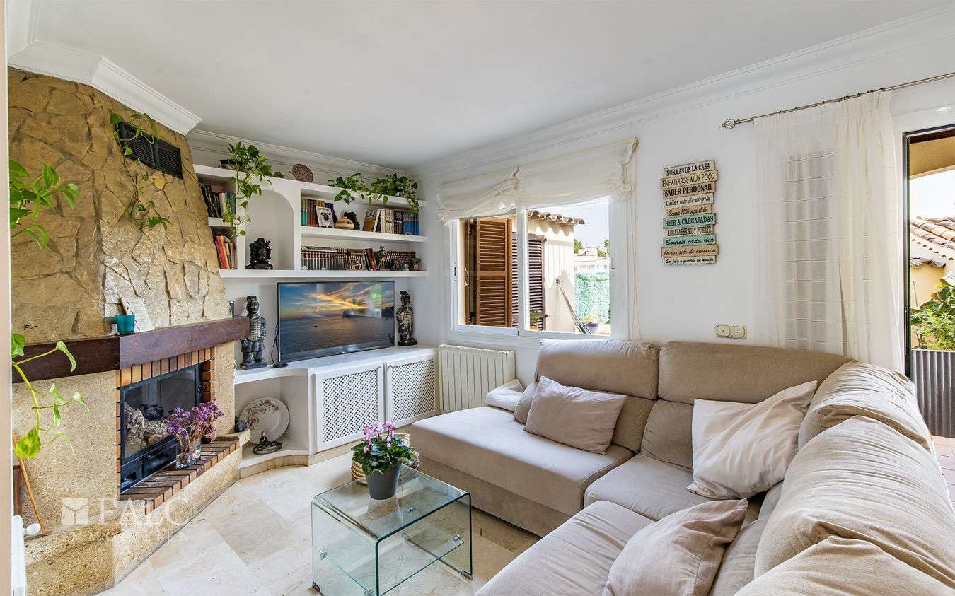 Wohnzimmer mit Kamin