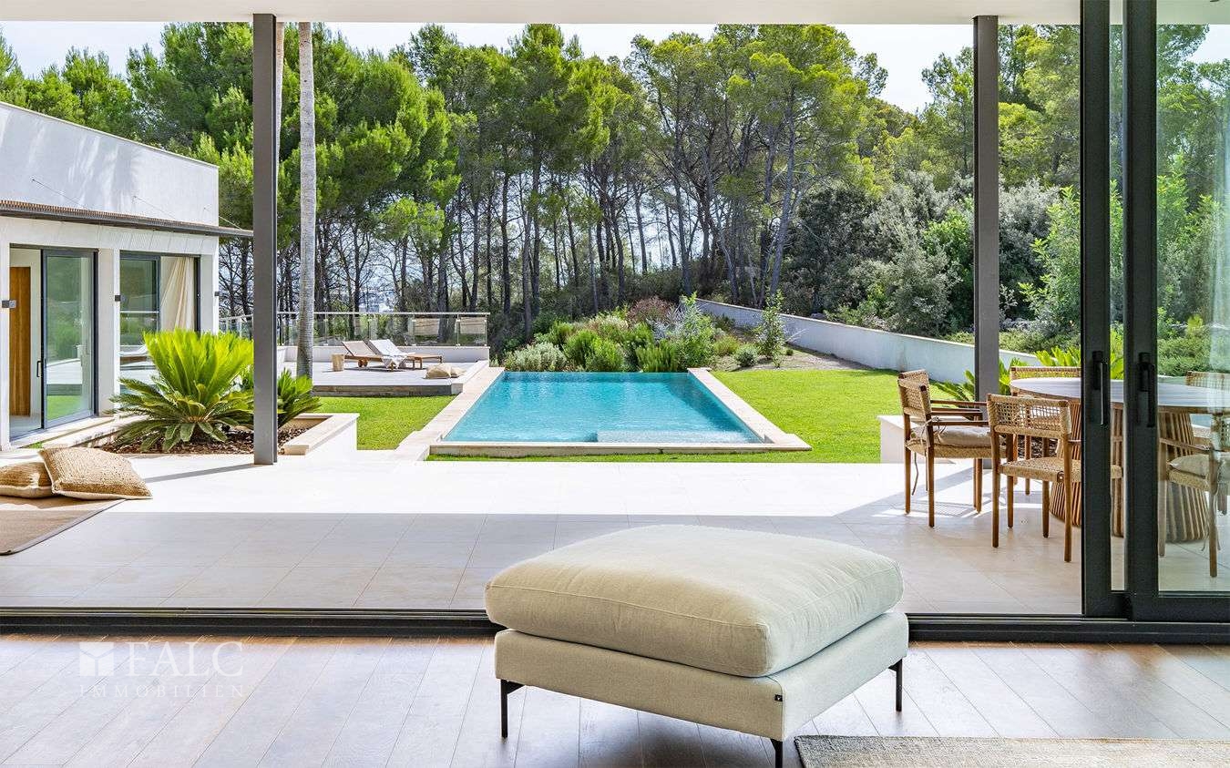 Blick Wohnzimmer-Pool