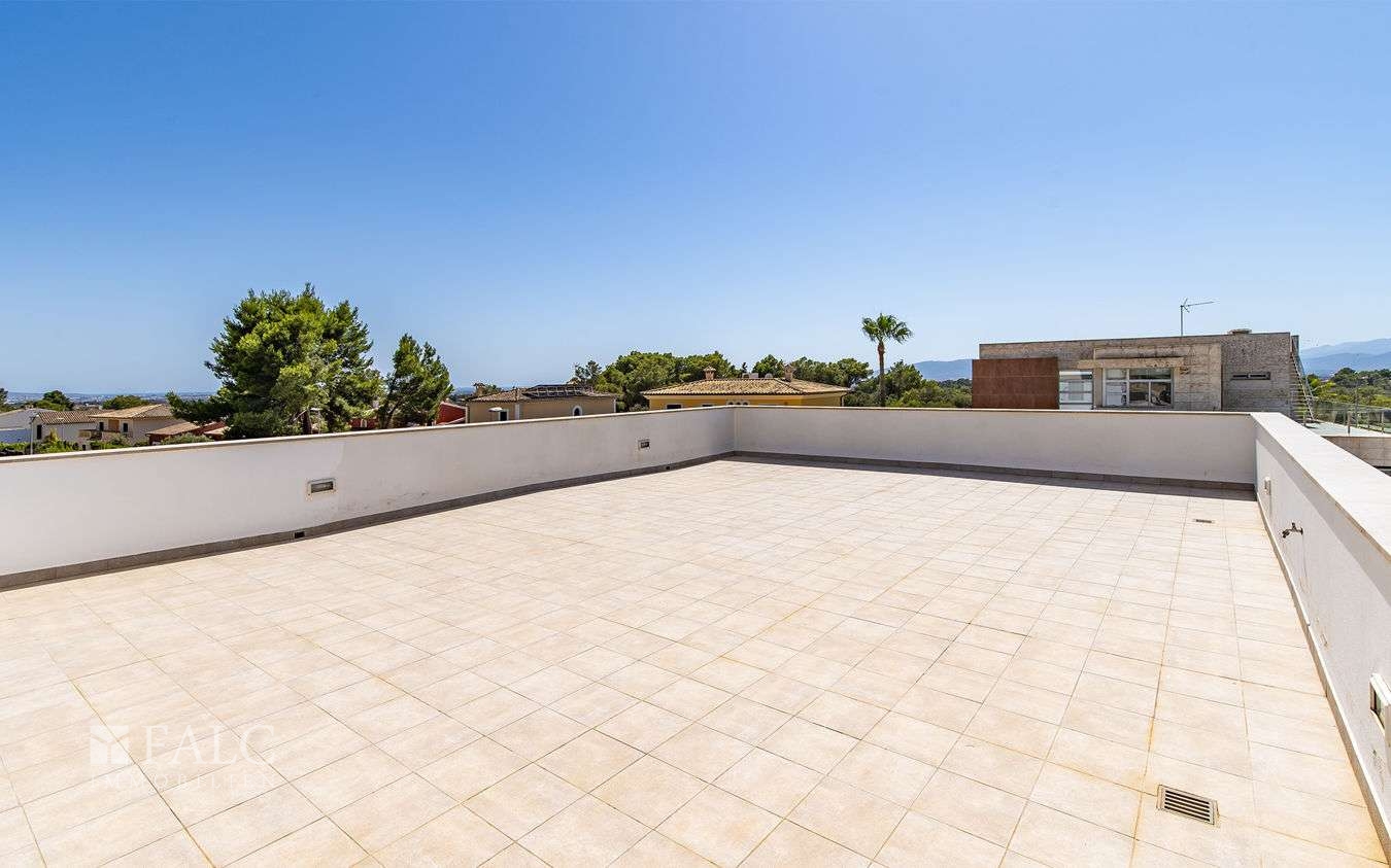 weitläufige Sonnenterrasse