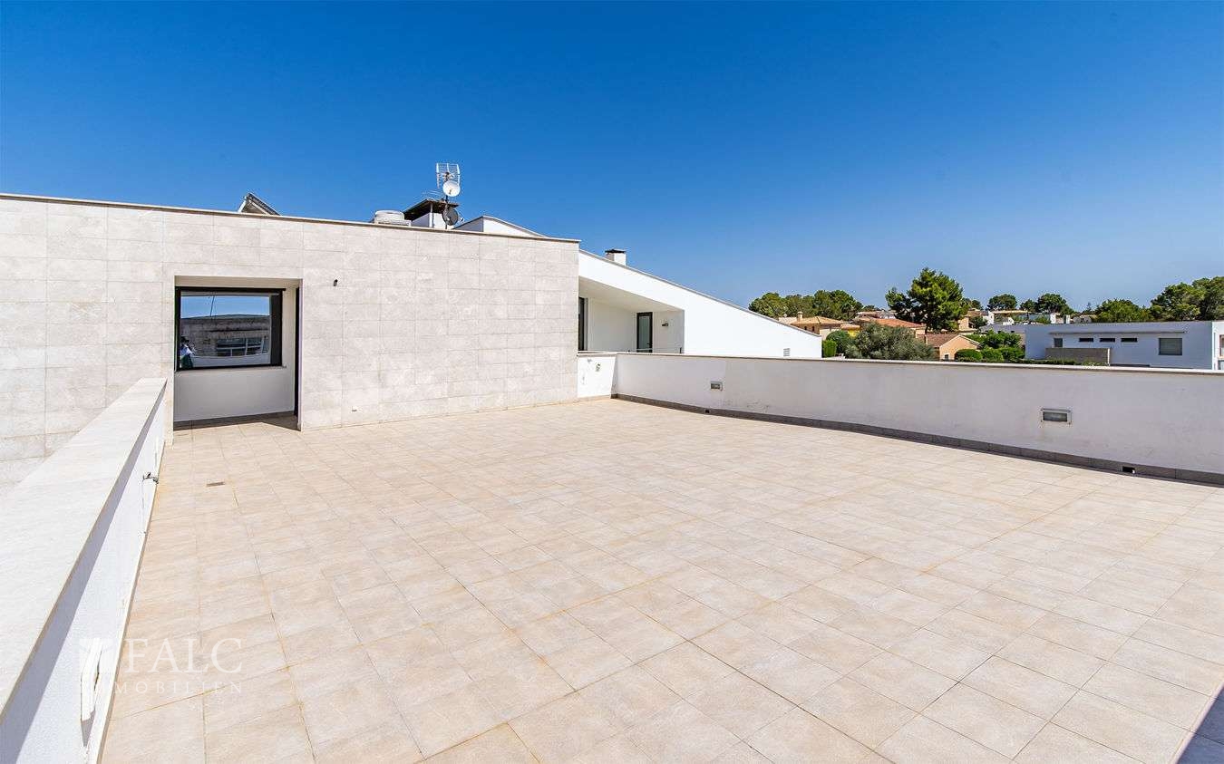 weitläufige Sonnenterrasse