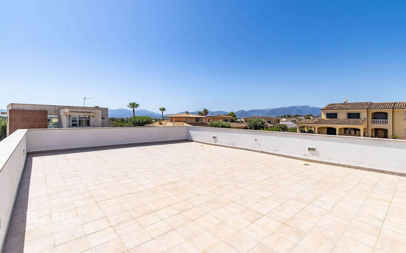 weitläufige Sonnenterrasse