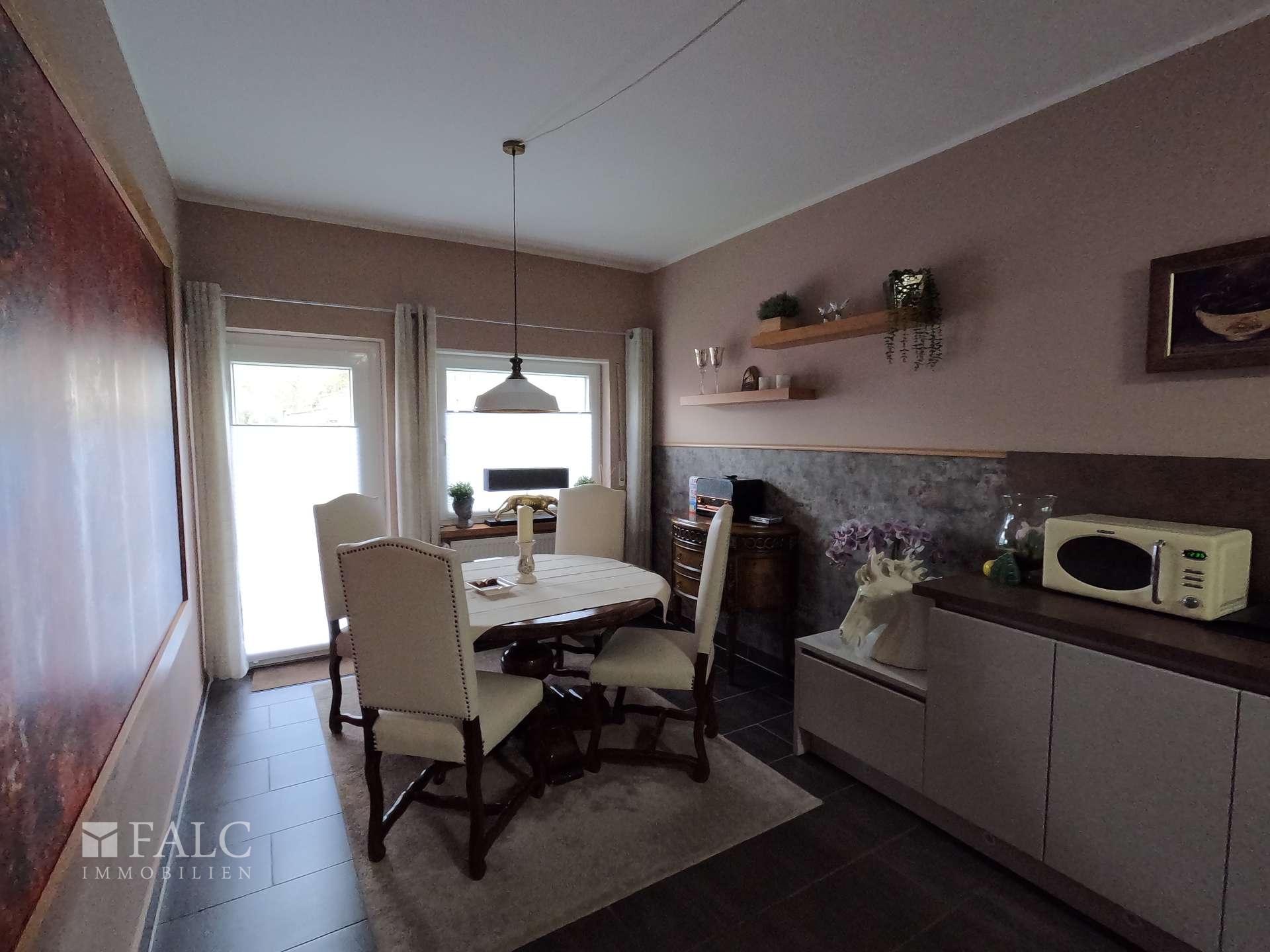 Küche mit Ausgang zur Terrasse