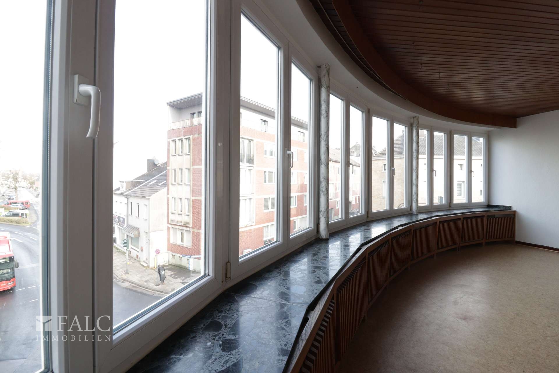 Geschwungenes Fensterband