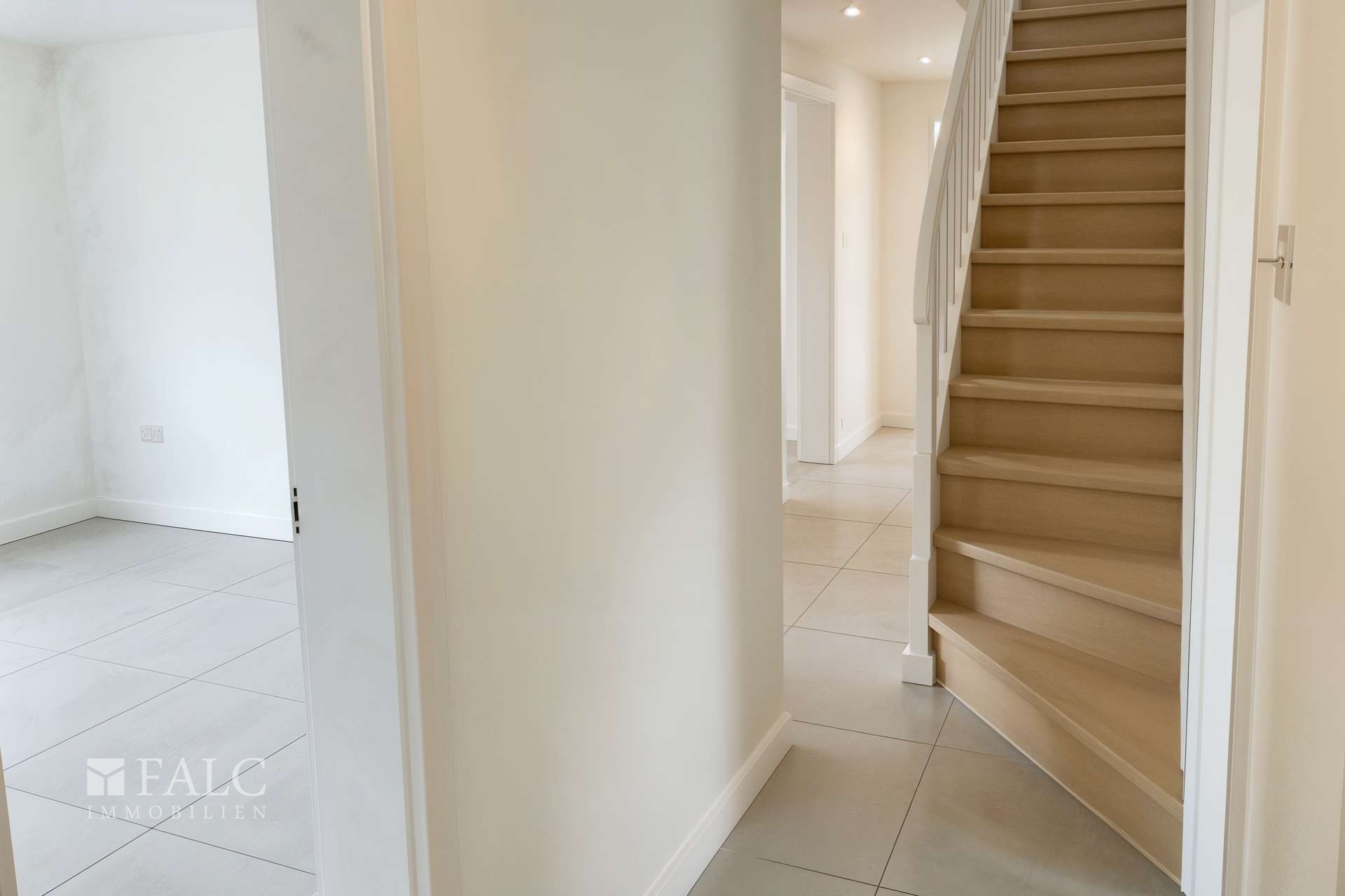 Flur EG.jpg - (KI generiert)