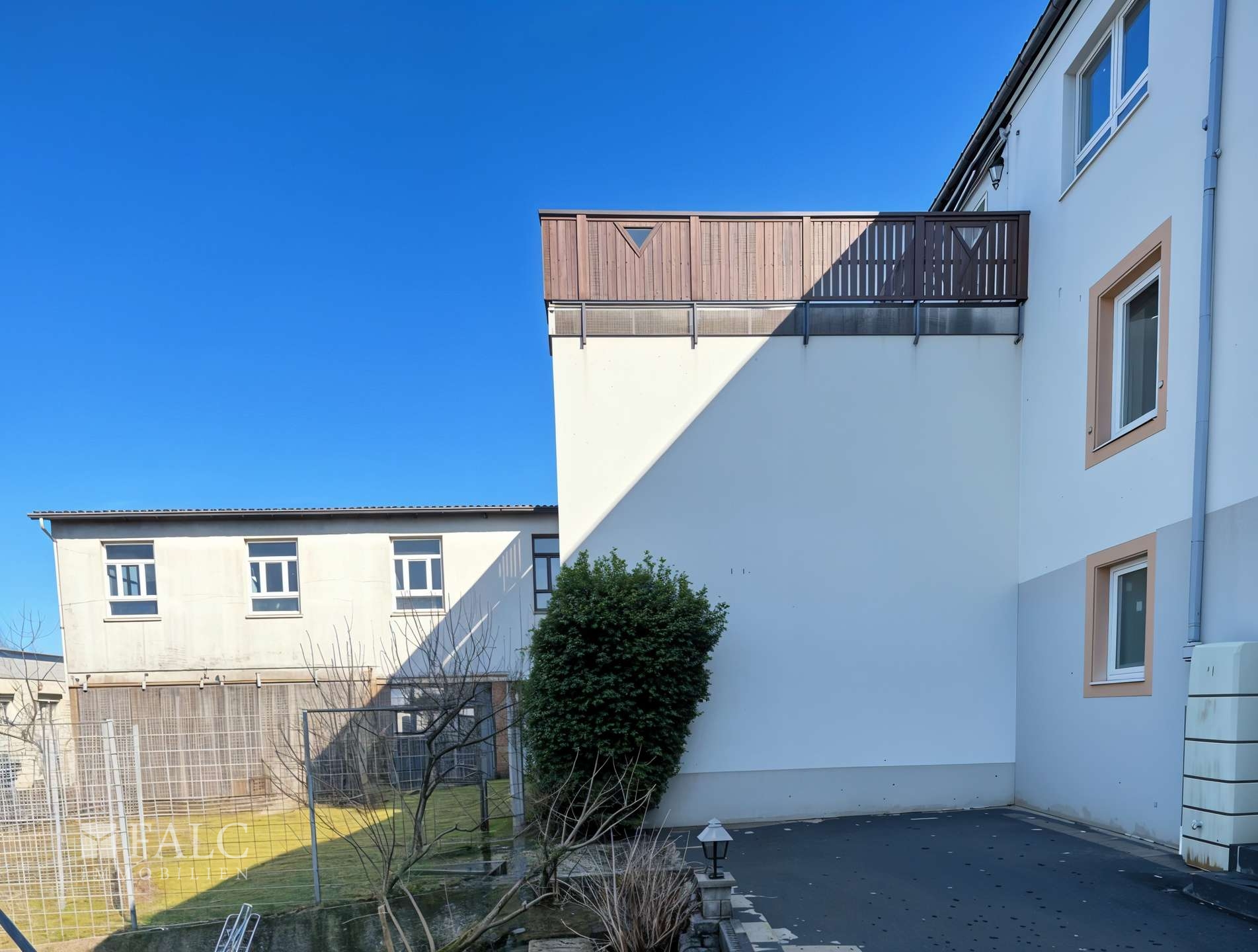 Rückansicht mit Werkstatt und Halle - (KI generiert)