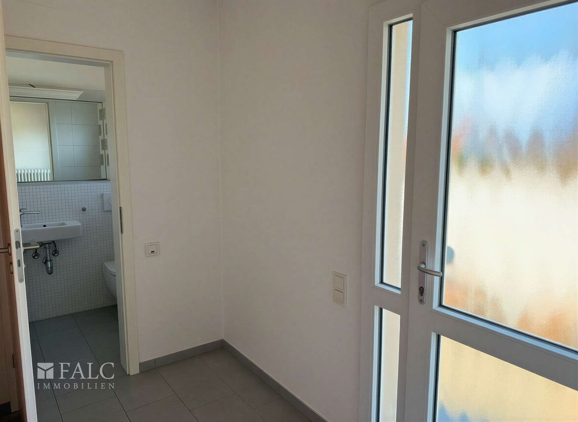 Eingangsbereich_Blick in das Gäste-WC - (KI generiert)