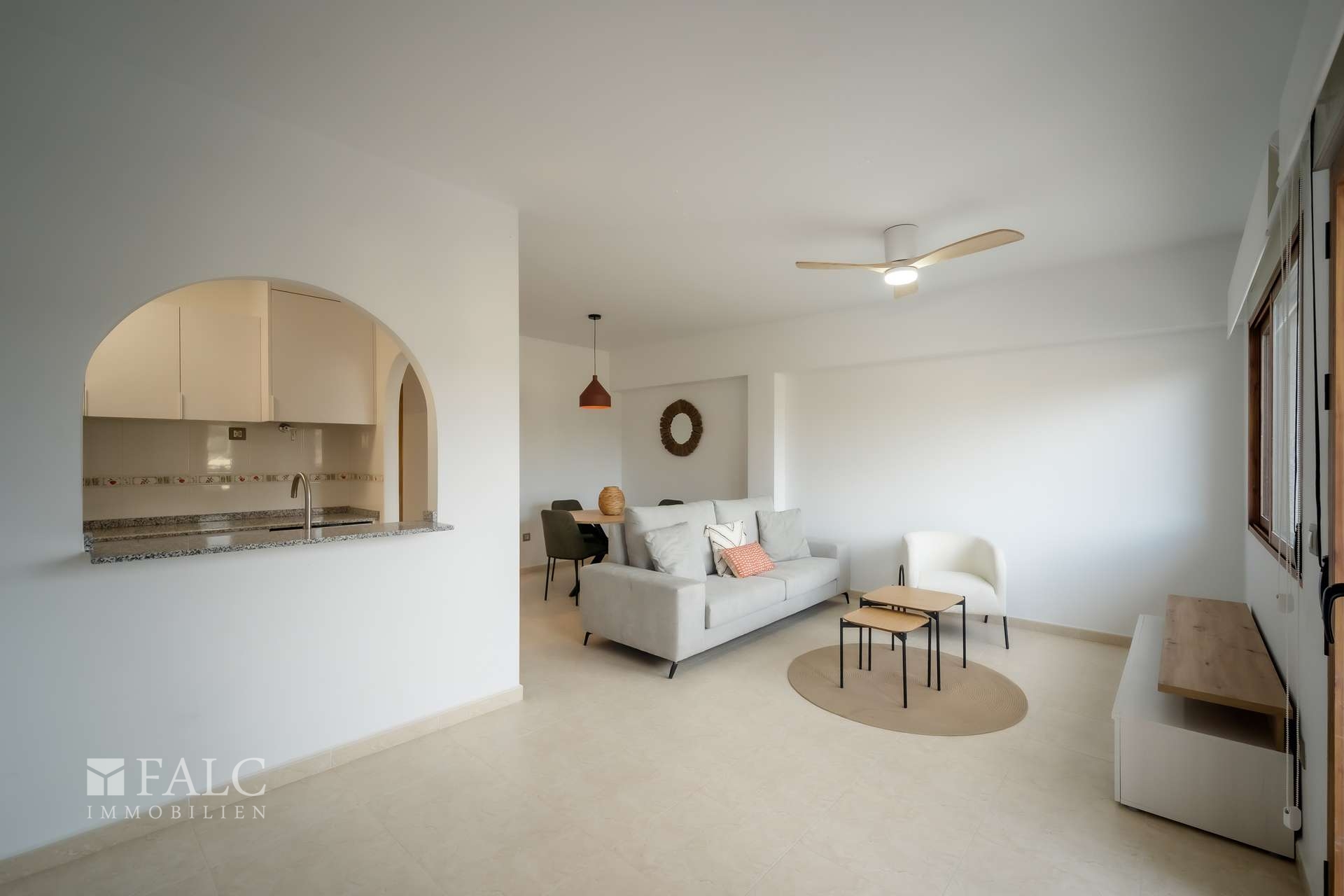 Helles Wohnzimmer & Offene Küche