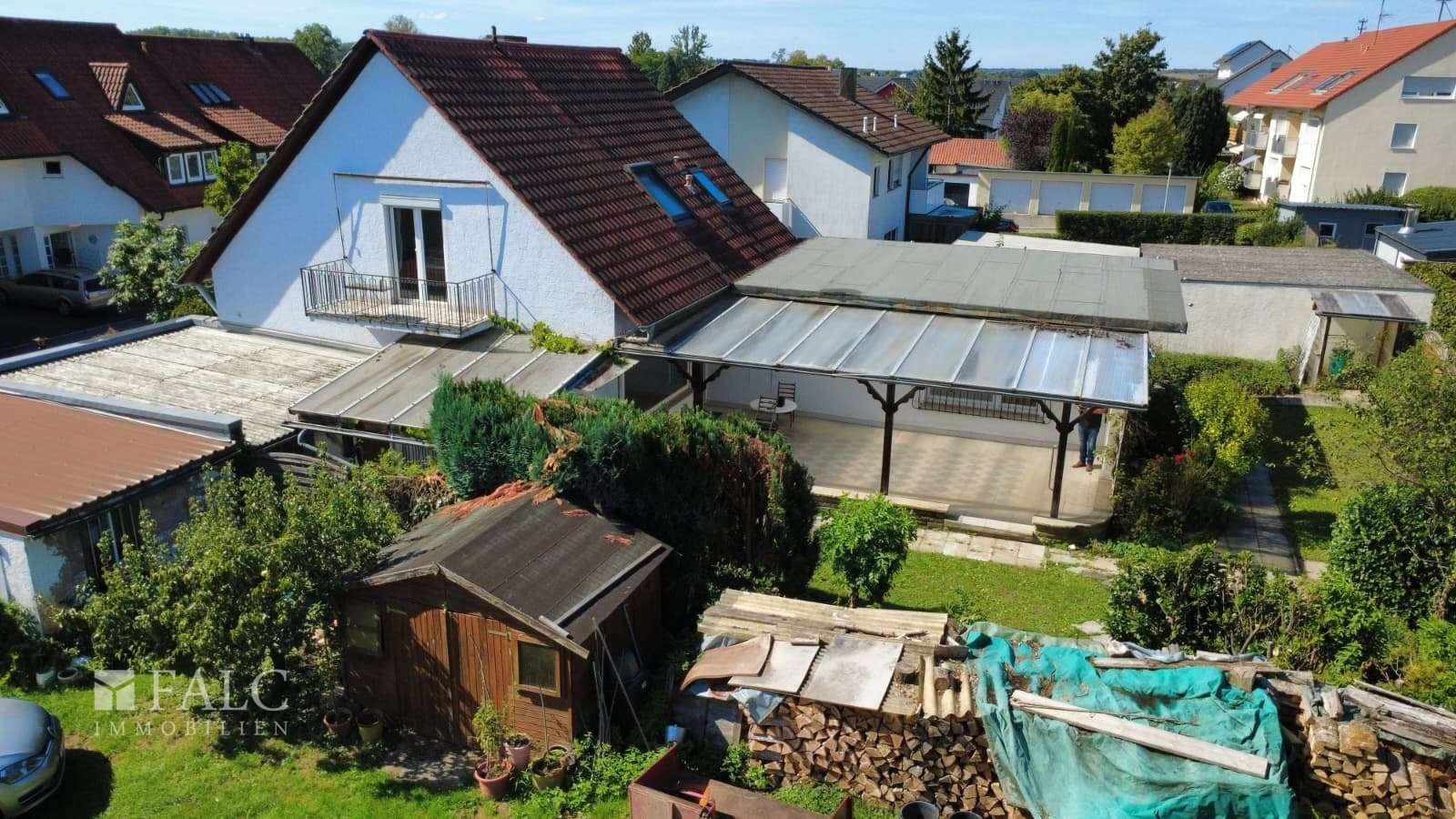Terrasse Seite mit Gartenhaus