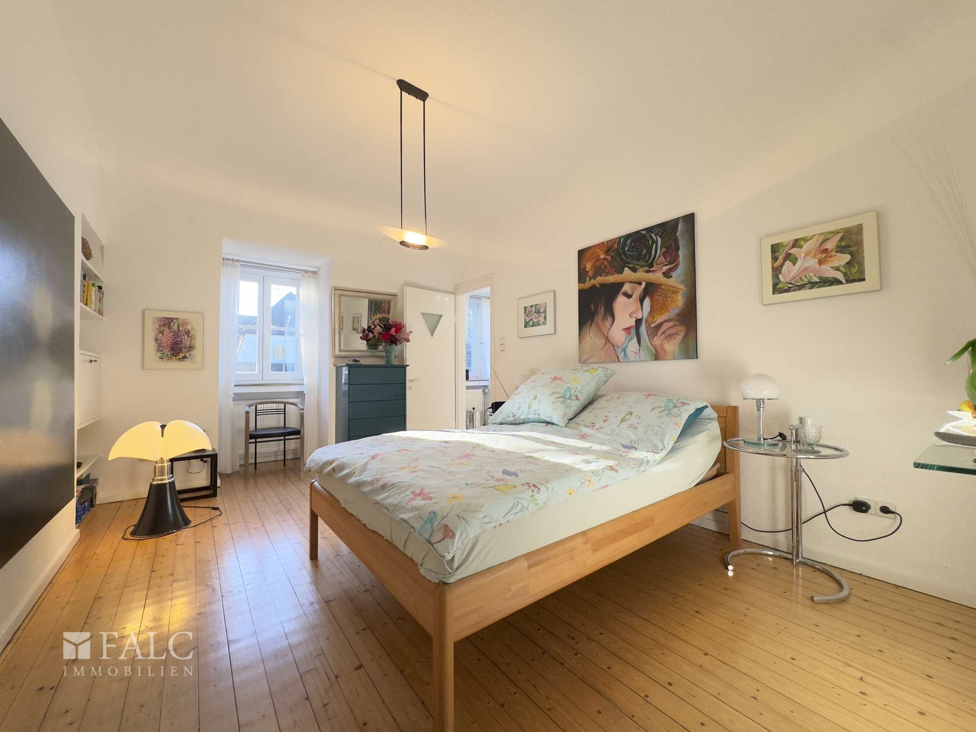 Schlafgemach mit Zugang zum Bad