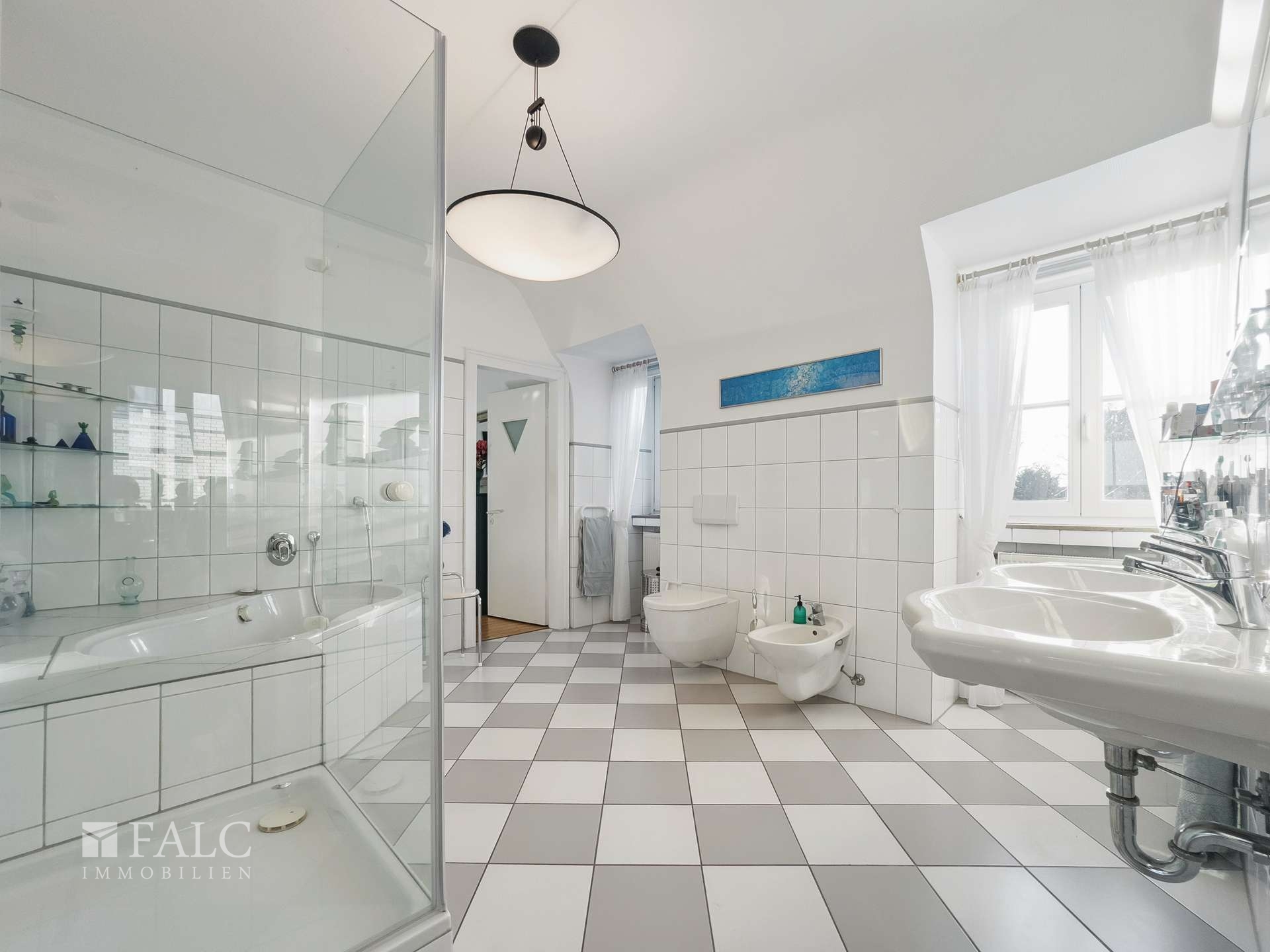 Tageslichtbad mit Wanne, Dusche und Bidet