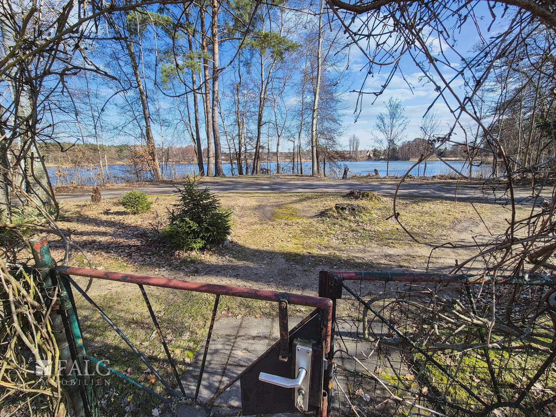 Grundstückseingang mit Seeblick