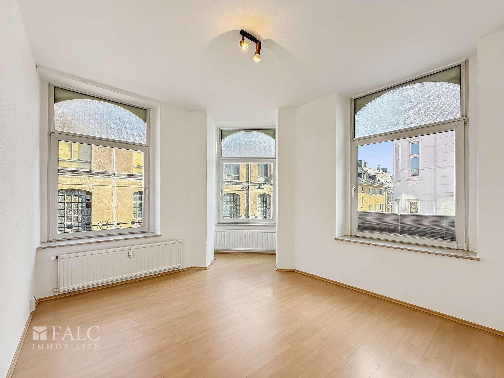 Schlafzimmer mit gemütlichem Erker