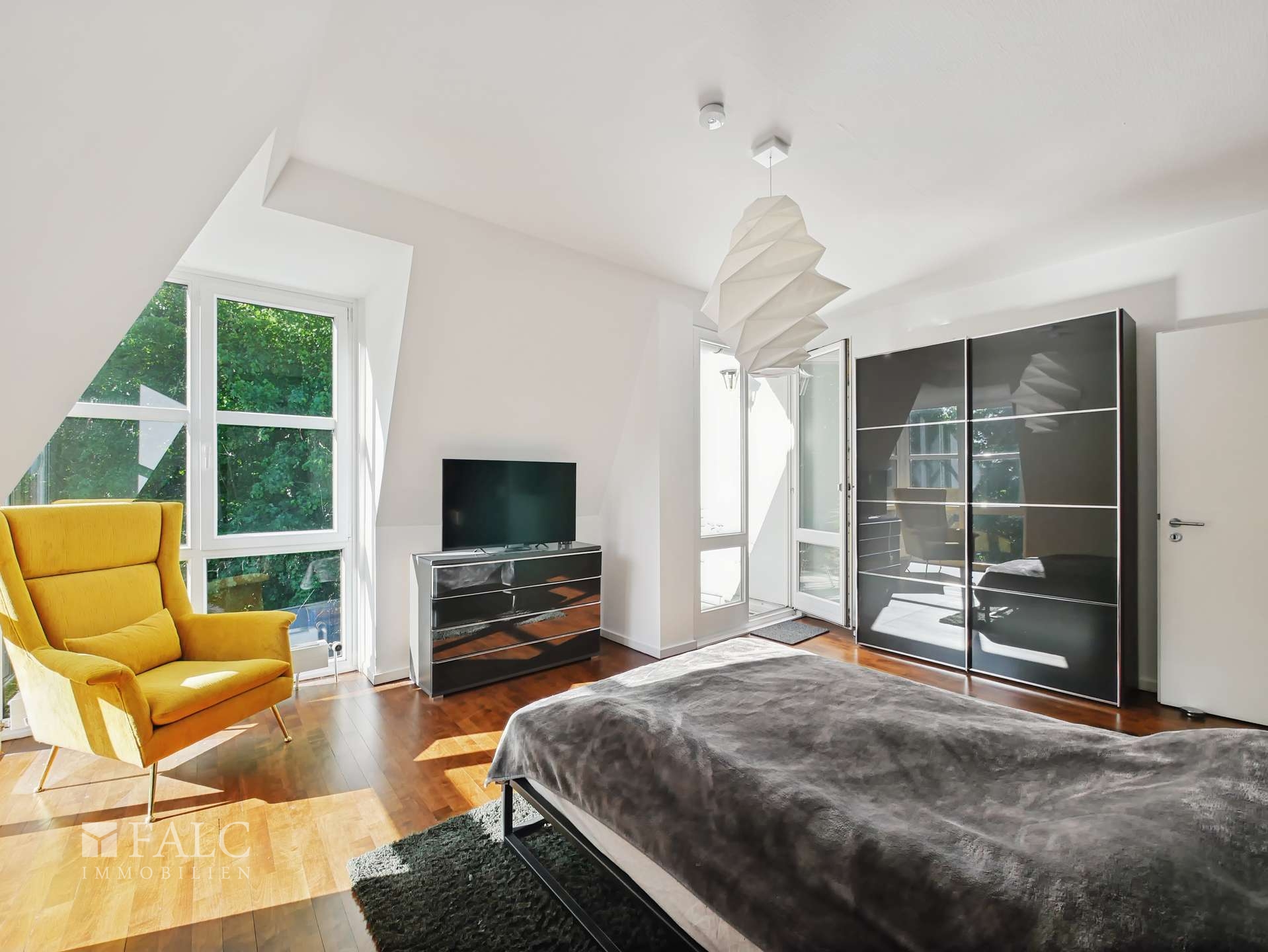 Schlafzimmer mit Zugang Balkon