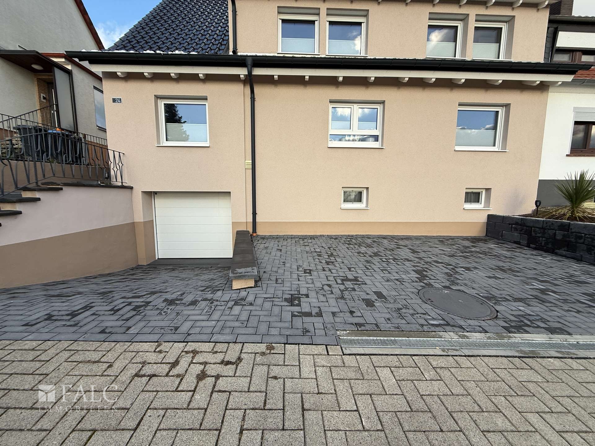 3 Stellplaetze vor dem Haus