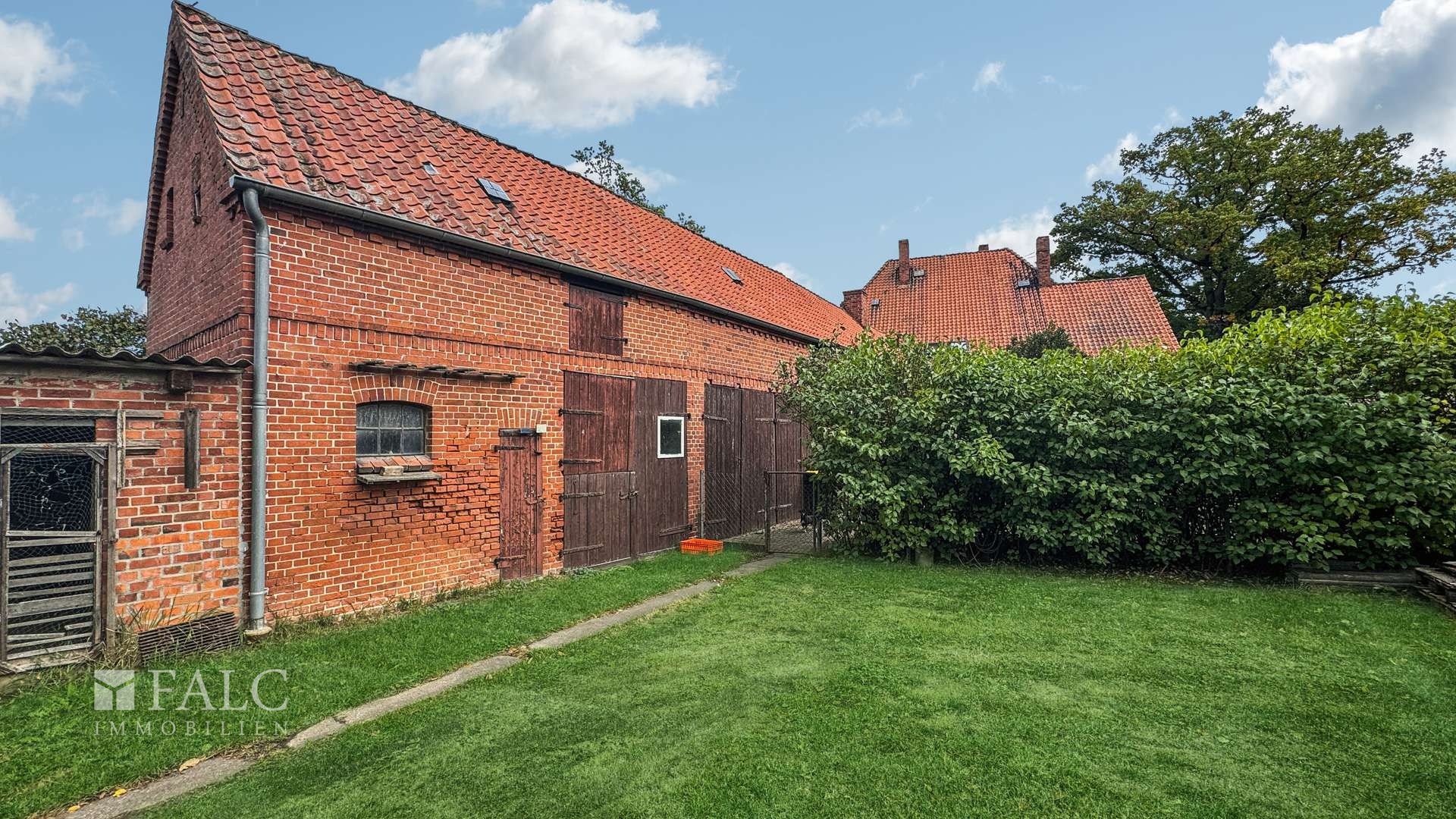 Grundstück mit Stallungen