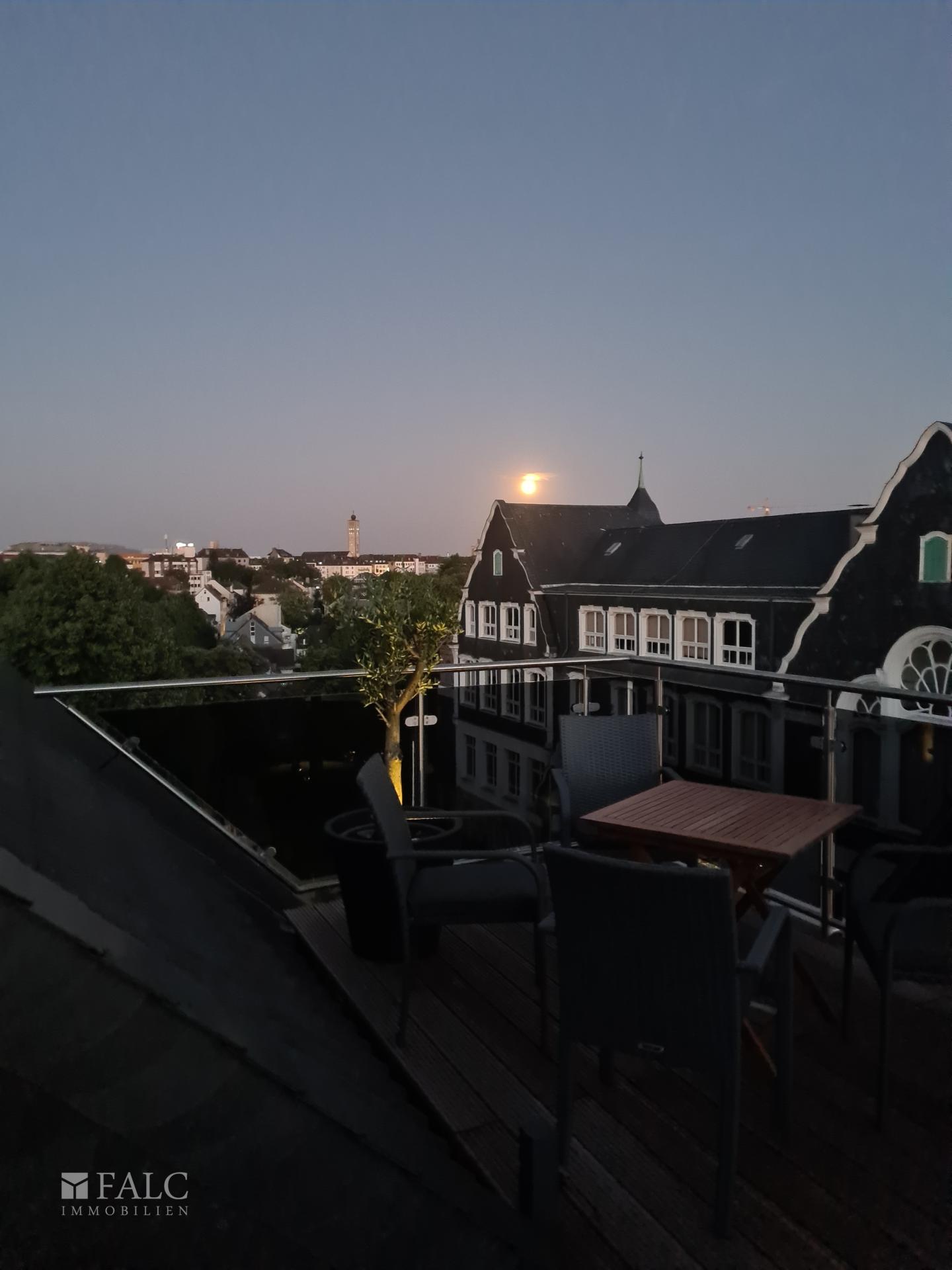 Dachterrasse bei Dunkelheit