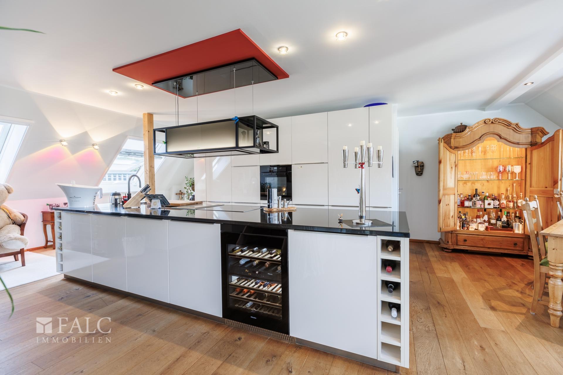 Einbauküche mit Kochinsel Maisonettewohnung