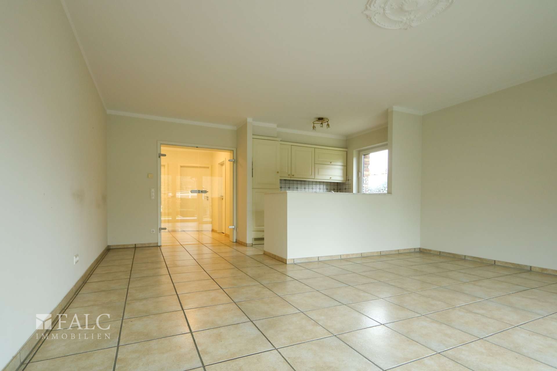 Wohnraum und offene Küche EG