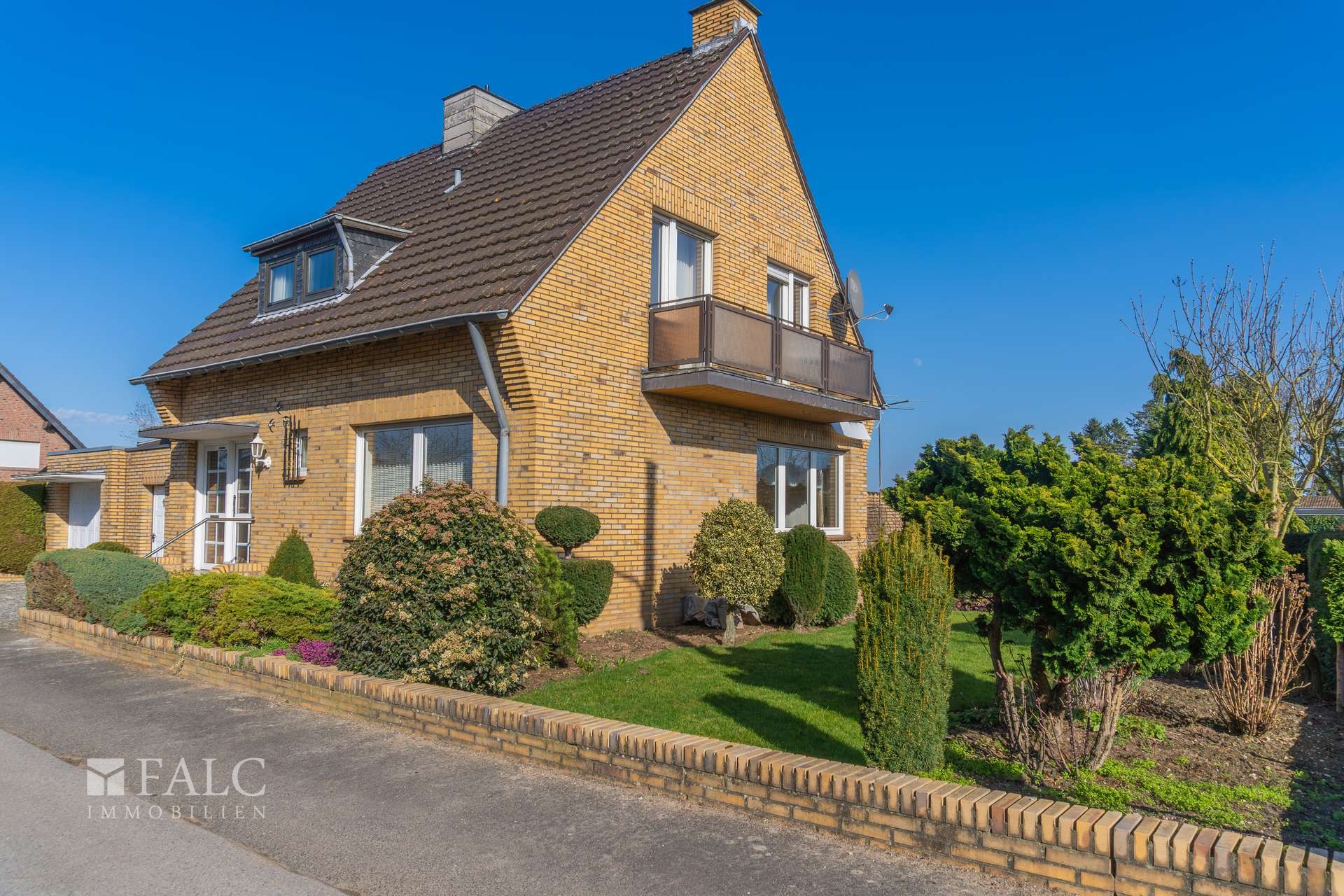 Hausfront zum Balkon