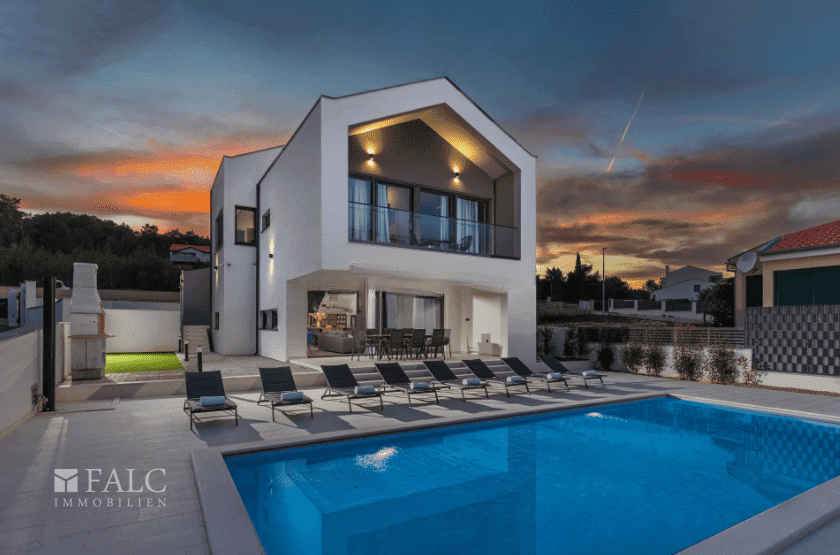 Moderner Außenbereich mit Pool