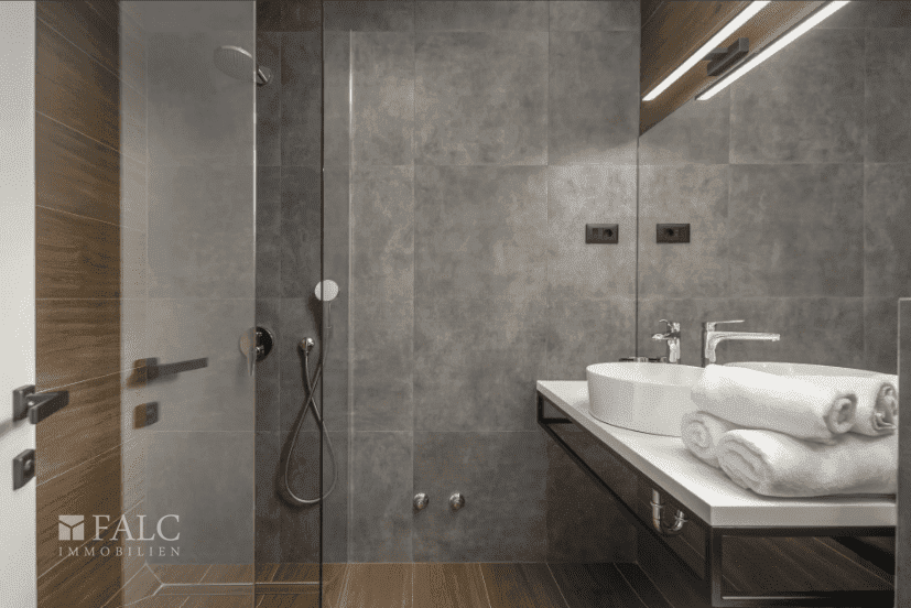 Modernes Duschbad