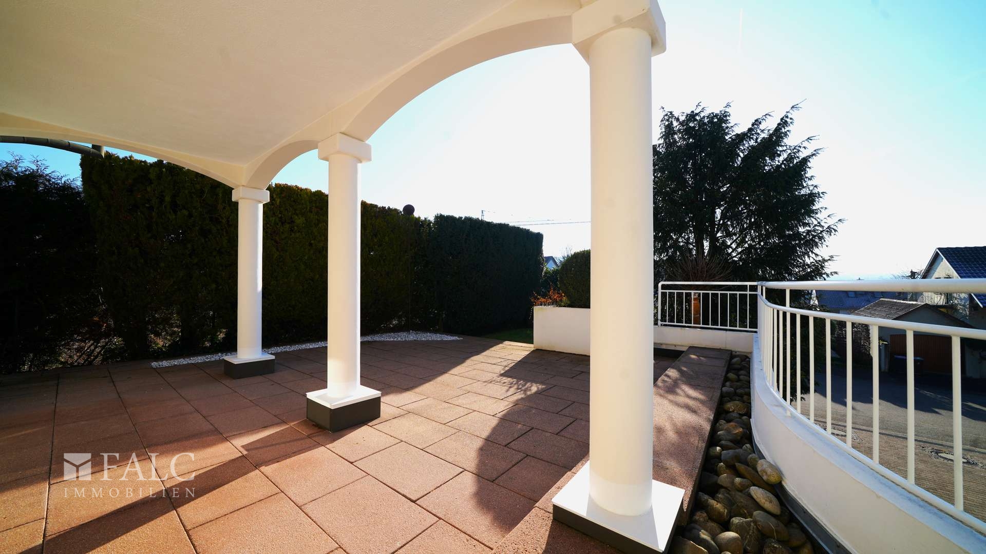 Sonnenbad unter Säulen