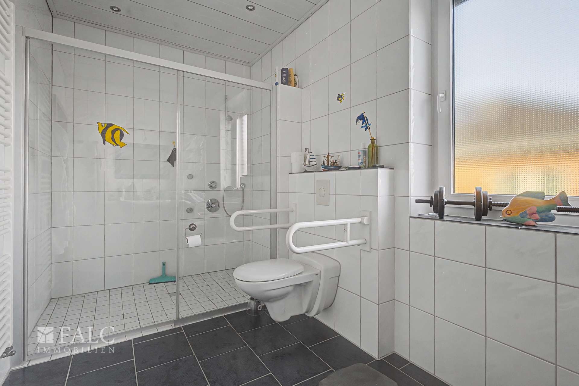 Rollstuhlgerechtes Badezimmer en Suite_WE01