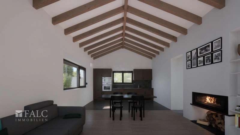 ... mit angrenzendem Küchenbereich